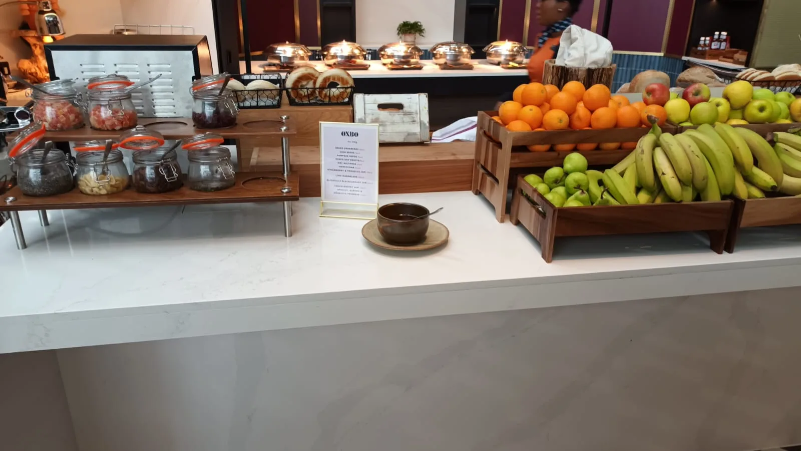 Frühstückbuffet mit Obst und Gewürzbehältern