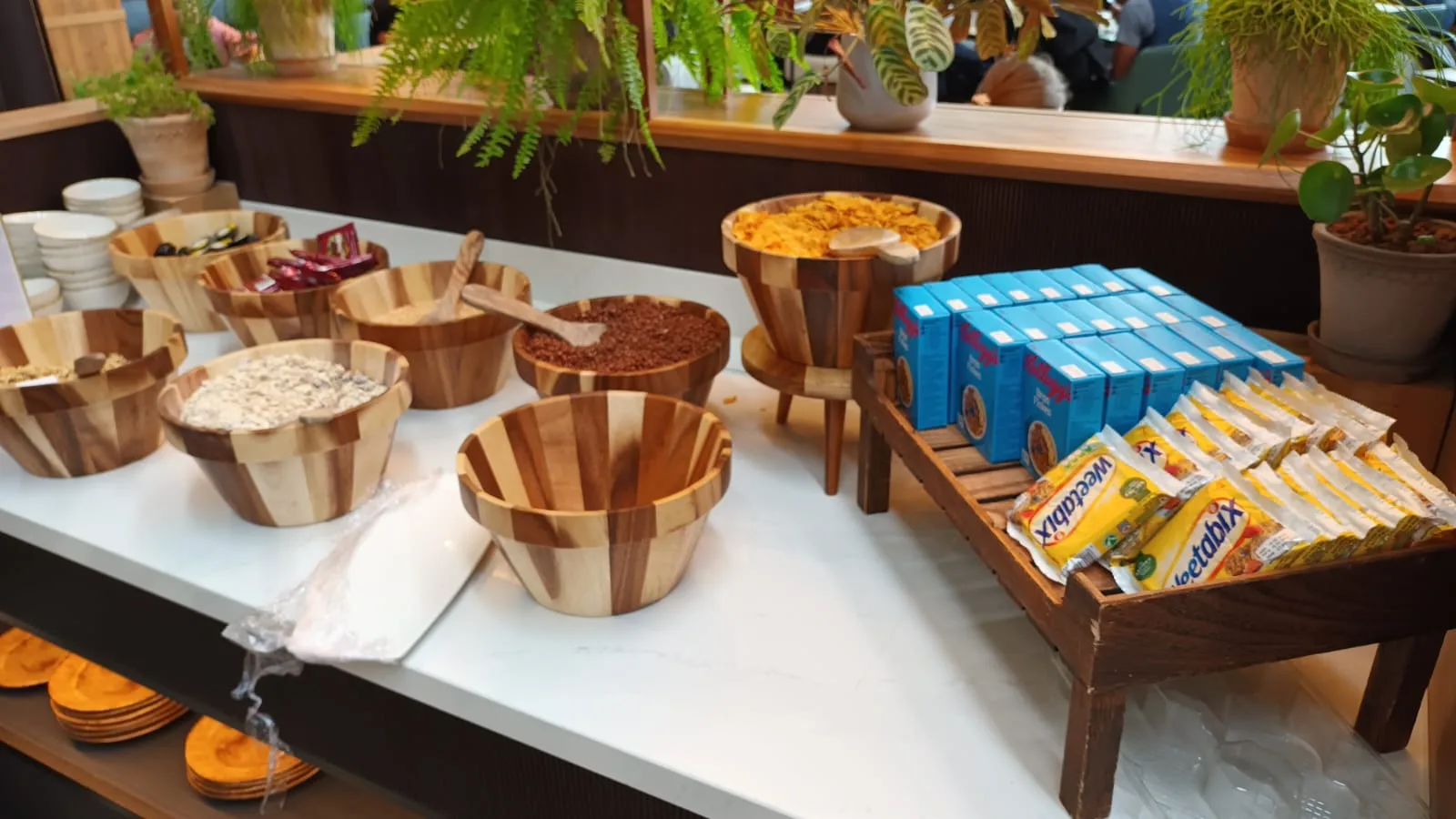 Frühstücksservice mit Holzschalen und Snacks