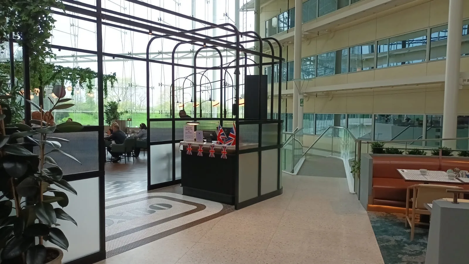 Hotellobby mit Sitzgelegenheiten und Pflanzen