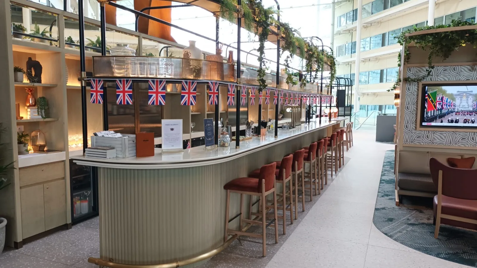 Hotelbar mit britischen Flaggen und Stühlen