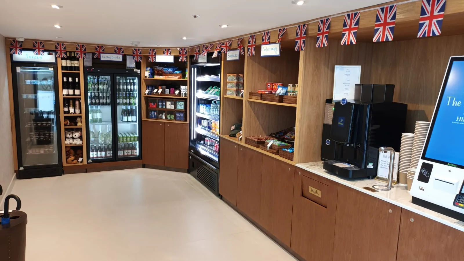 Gastehalle mit Kühlschränken und Regalen für Getränke und Snacks