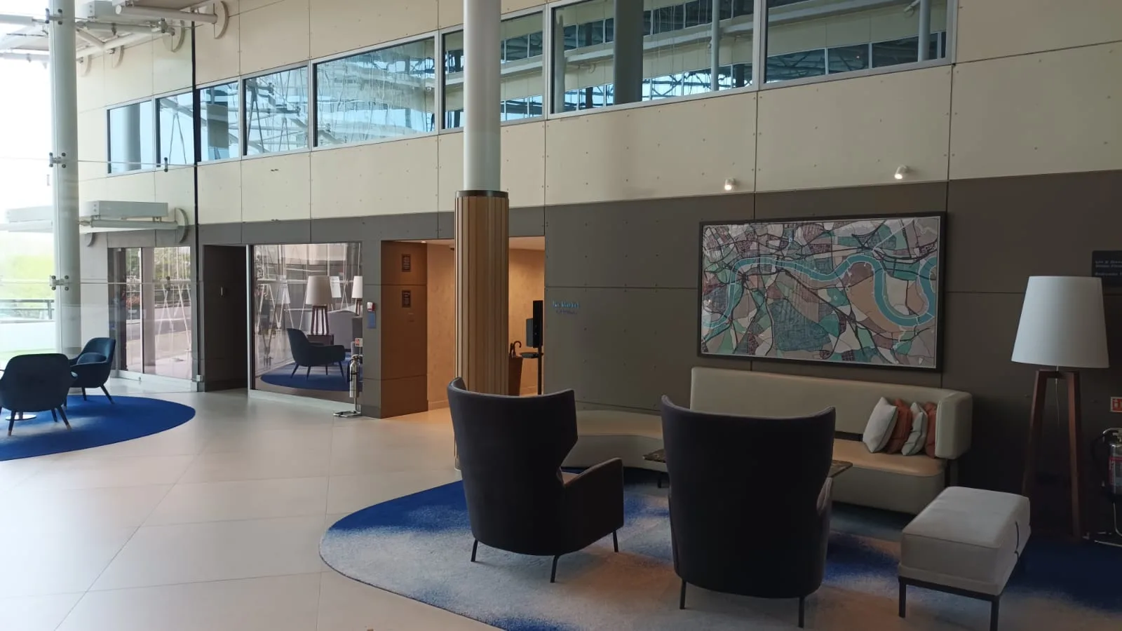 Hilton-Lobby mit Sesseln und Karte an der Wand