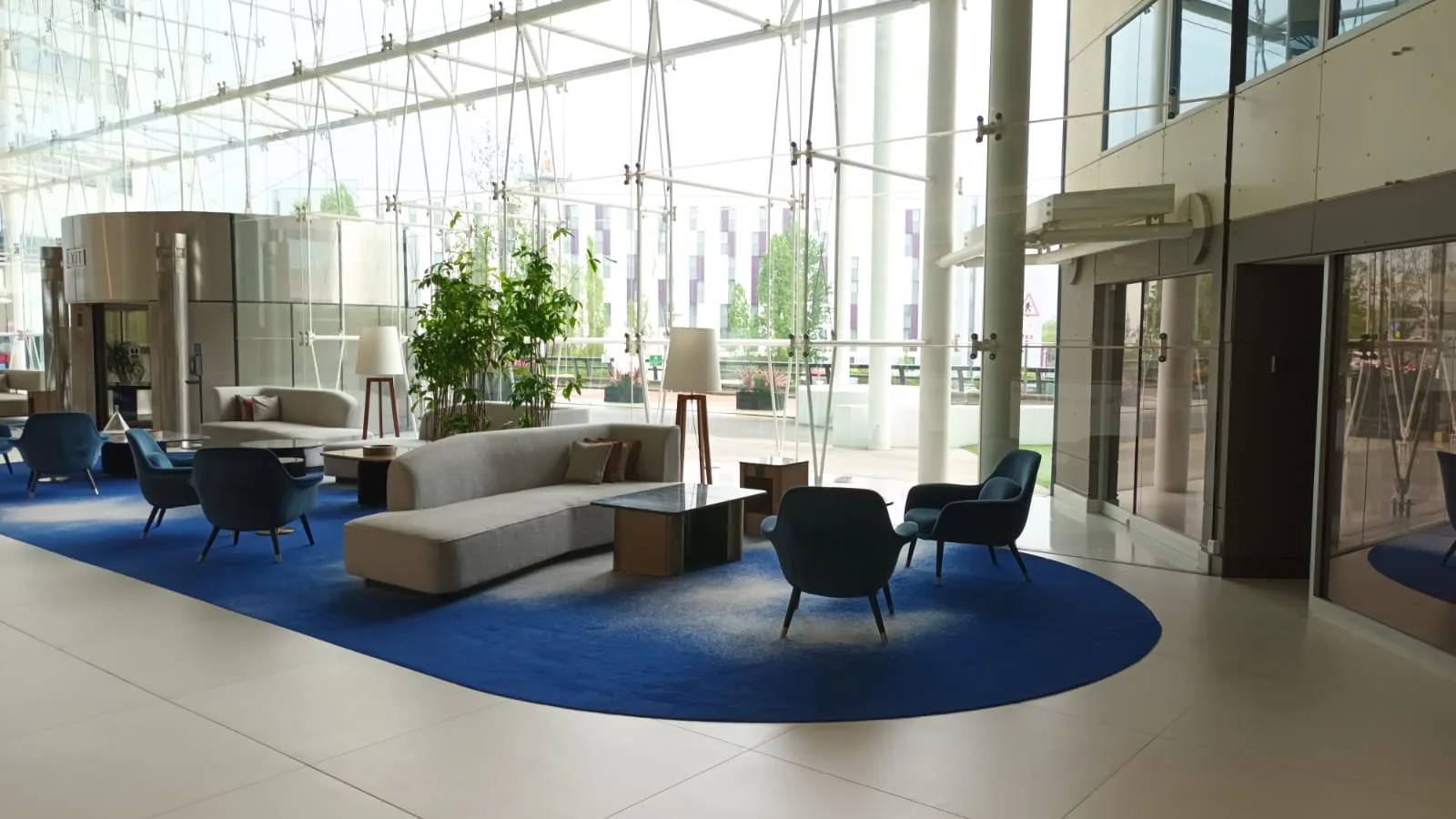 Loungebereich mit Sesseln und Couch im Flughafen