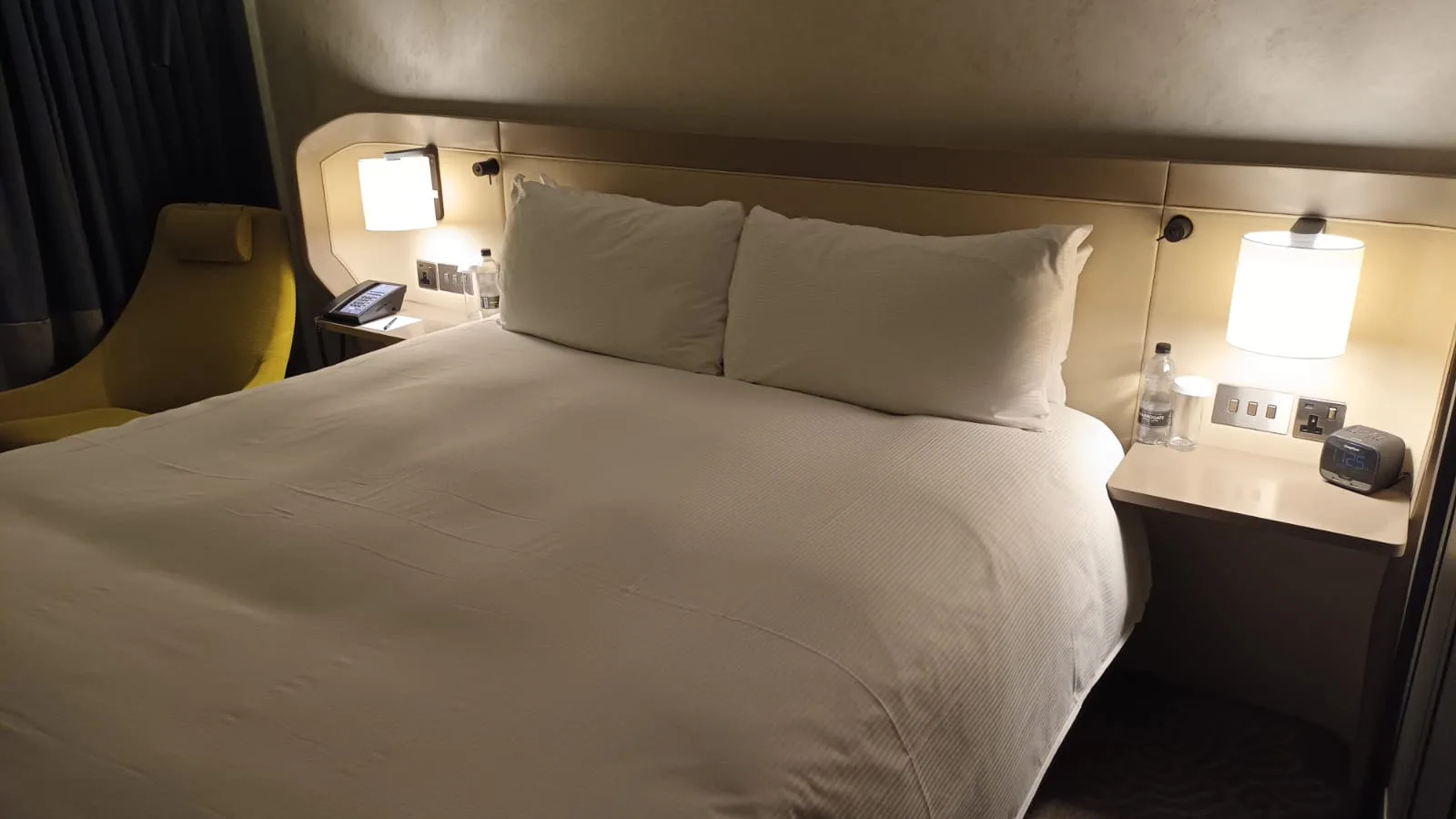 Hotelzimmer mit Doppelbett und Nachttischlampen