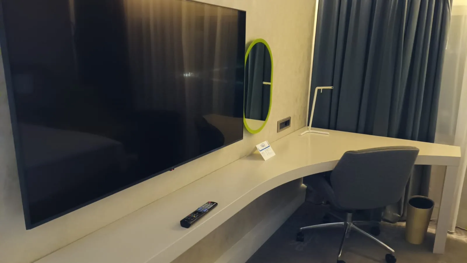 Hotelzimmer mit Fernseher und Schreibtisch