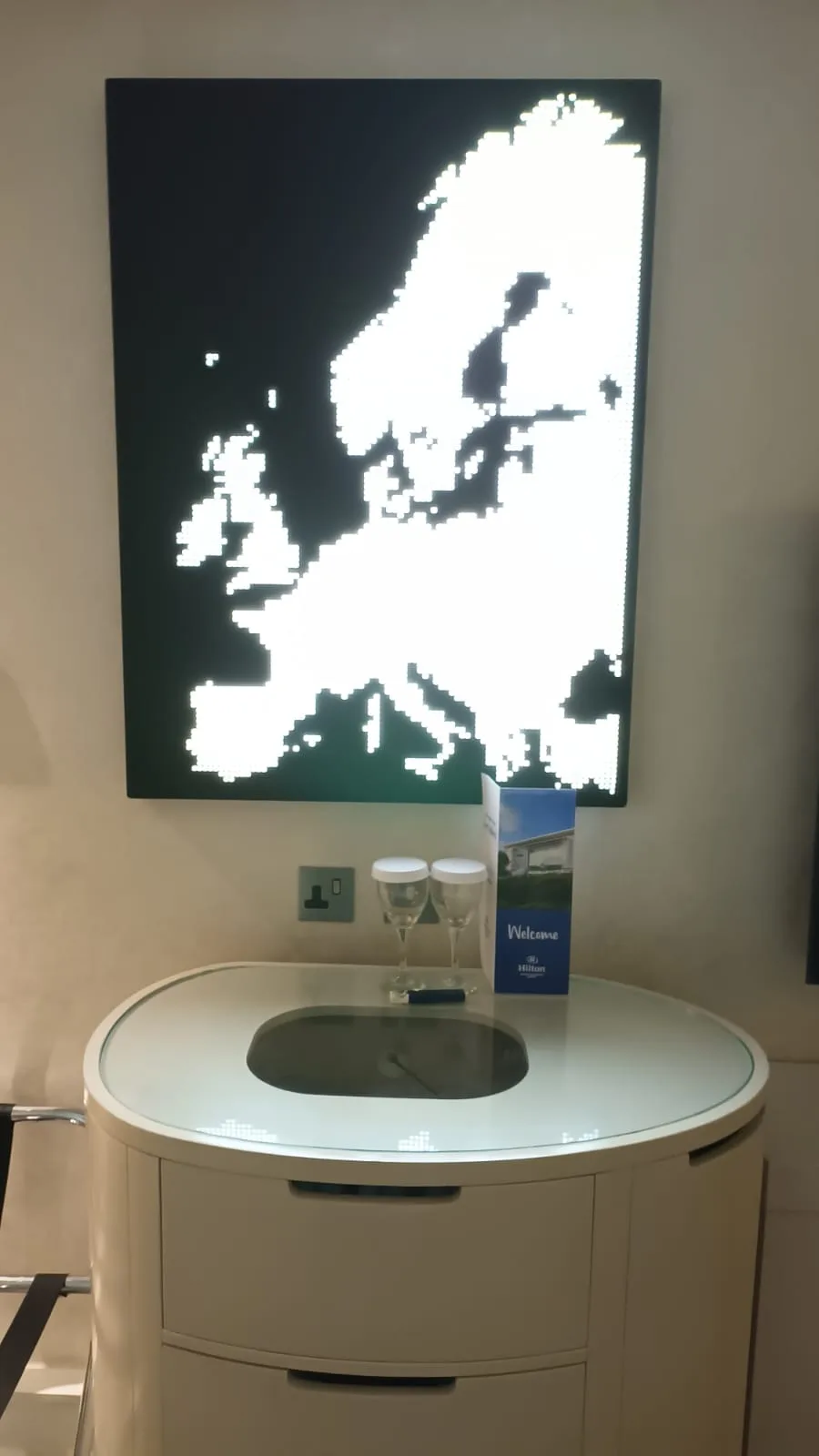 Karte von Europa auf Wand im Flughafen