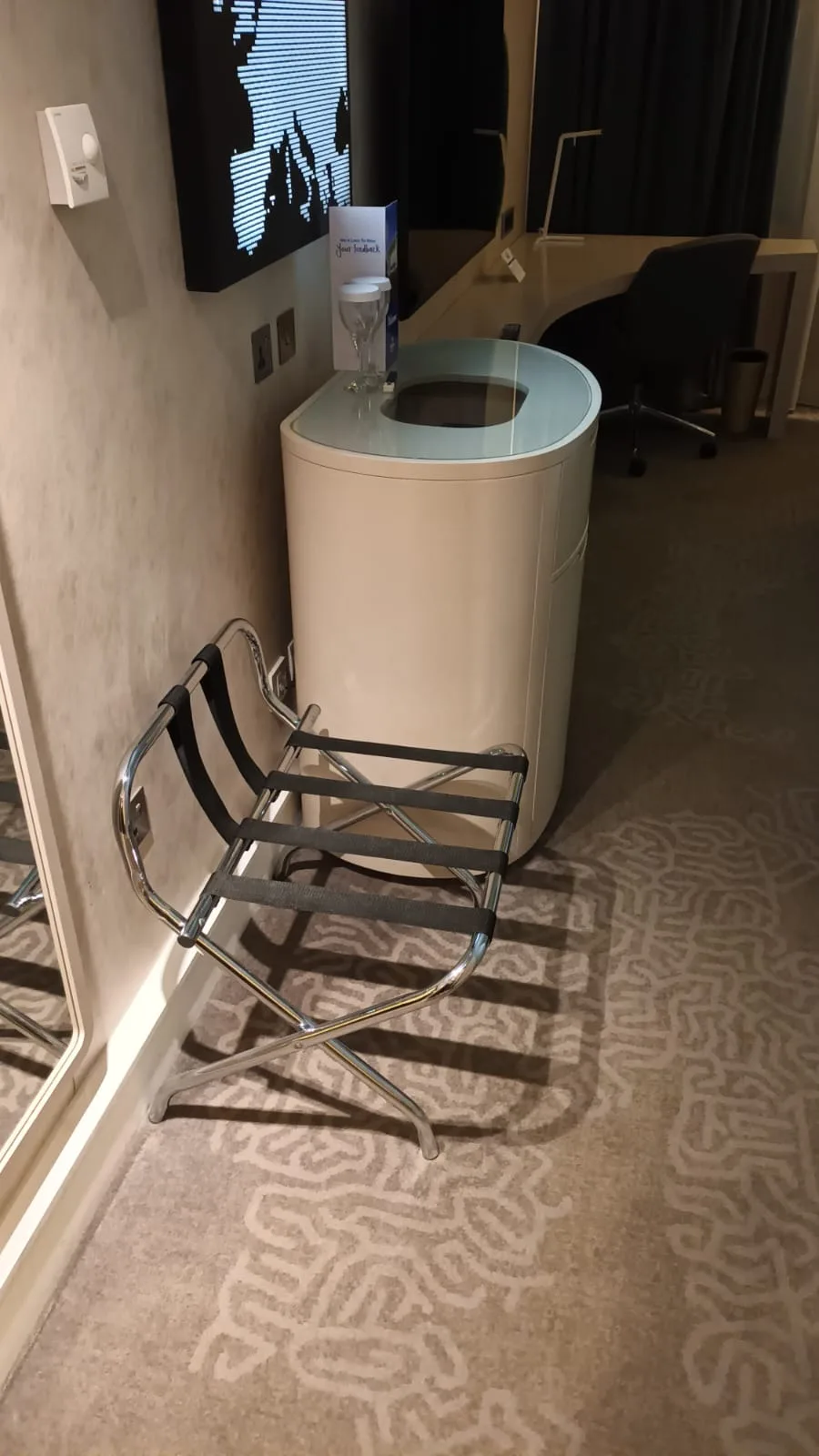Hotelzimmer mit Stuhl und Toilette