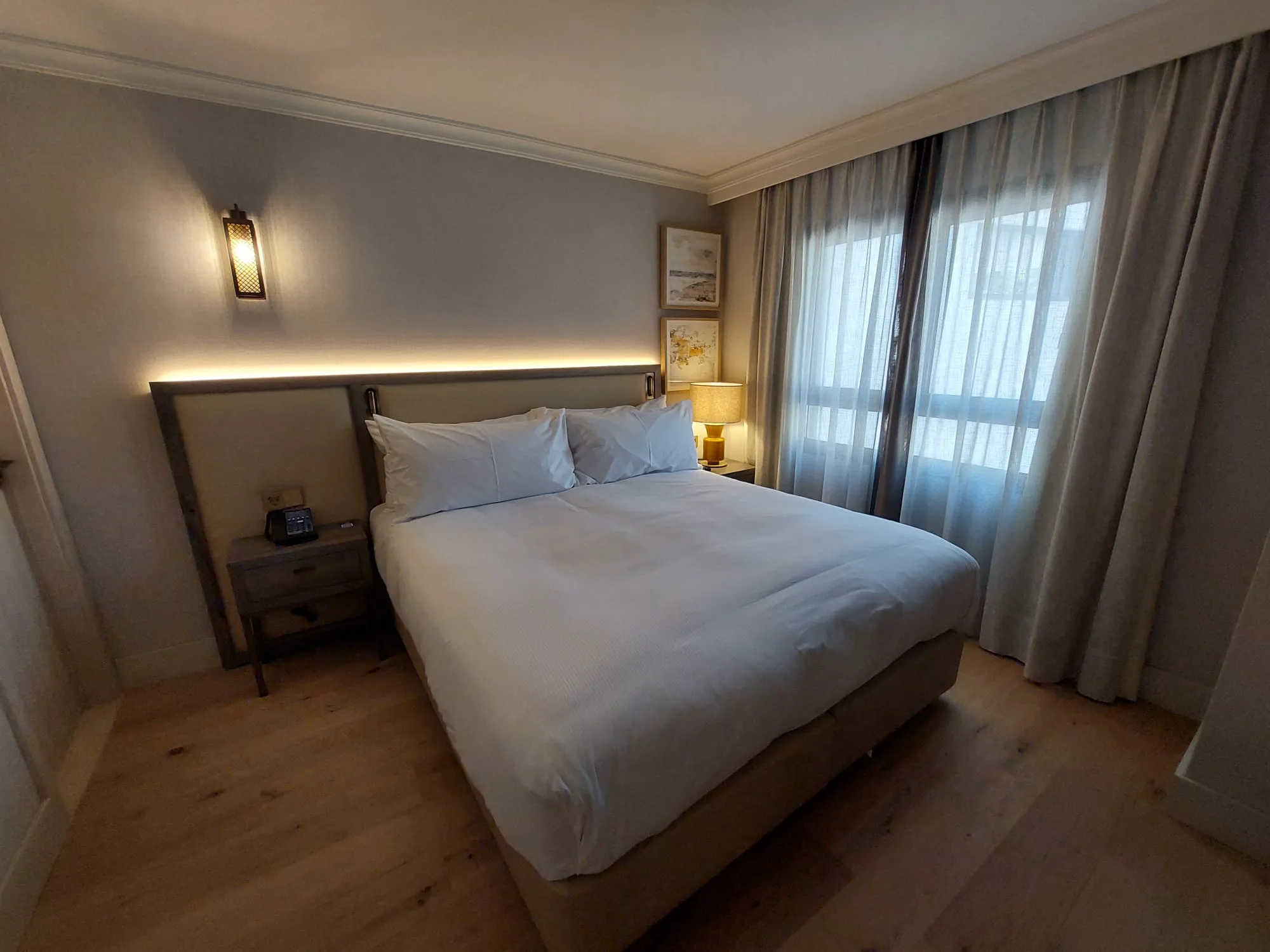 Hotelzimmer mit Doppelbett und Nachttisch