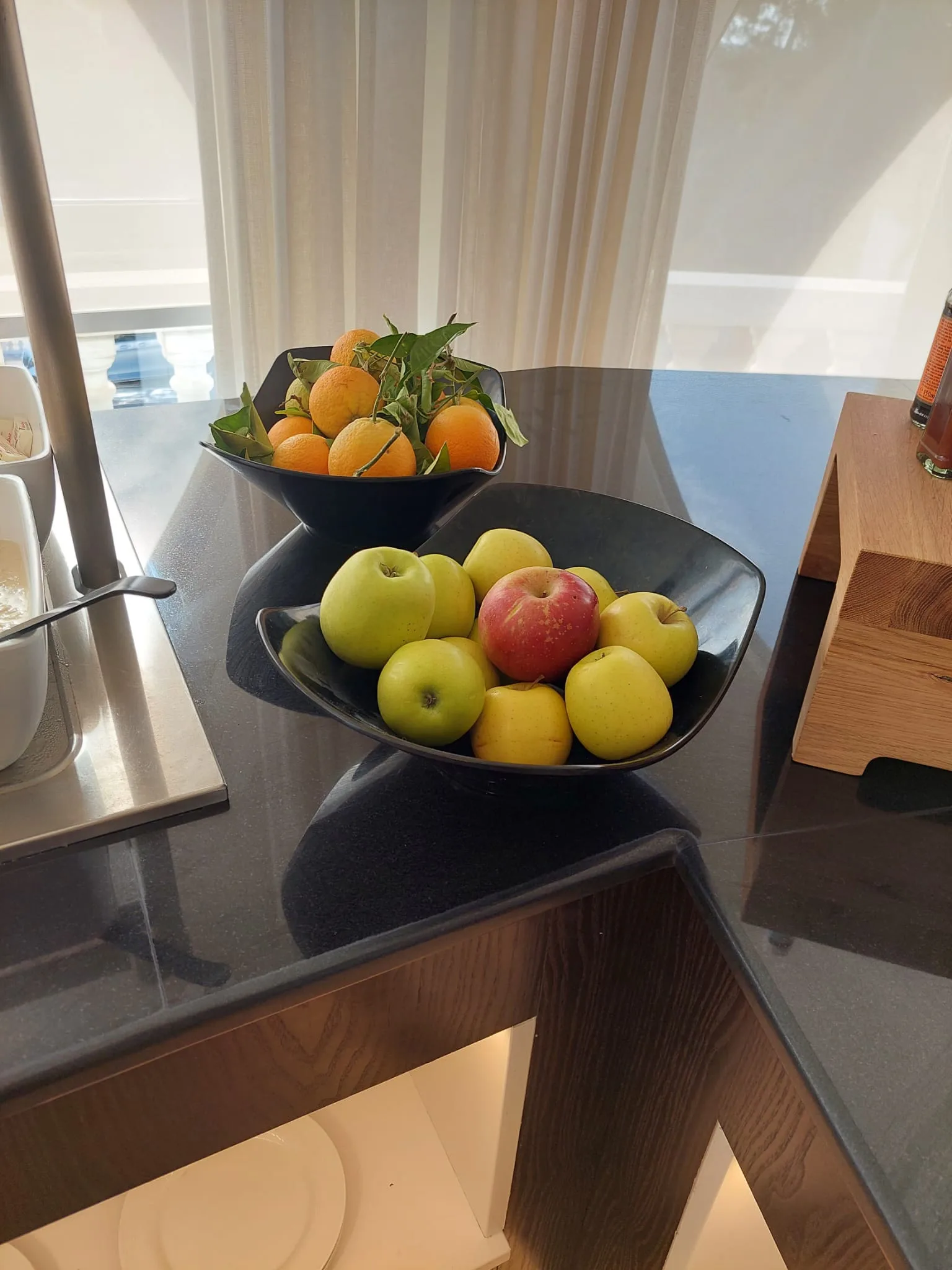 Hotelzimmertisch mit Obstschalen und Früchten