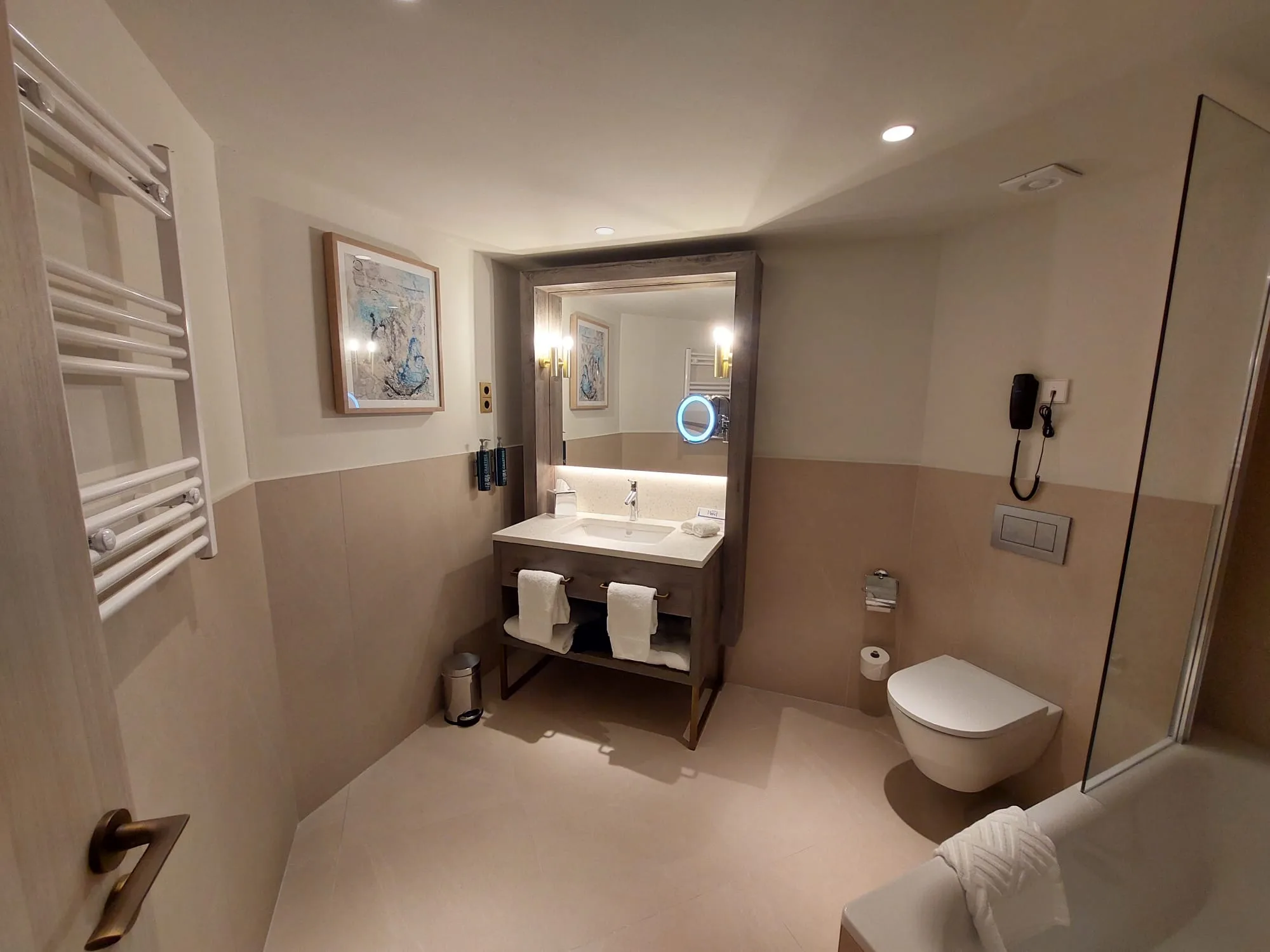 Moderne Badezimmer mit Waschbecken und Spiegel