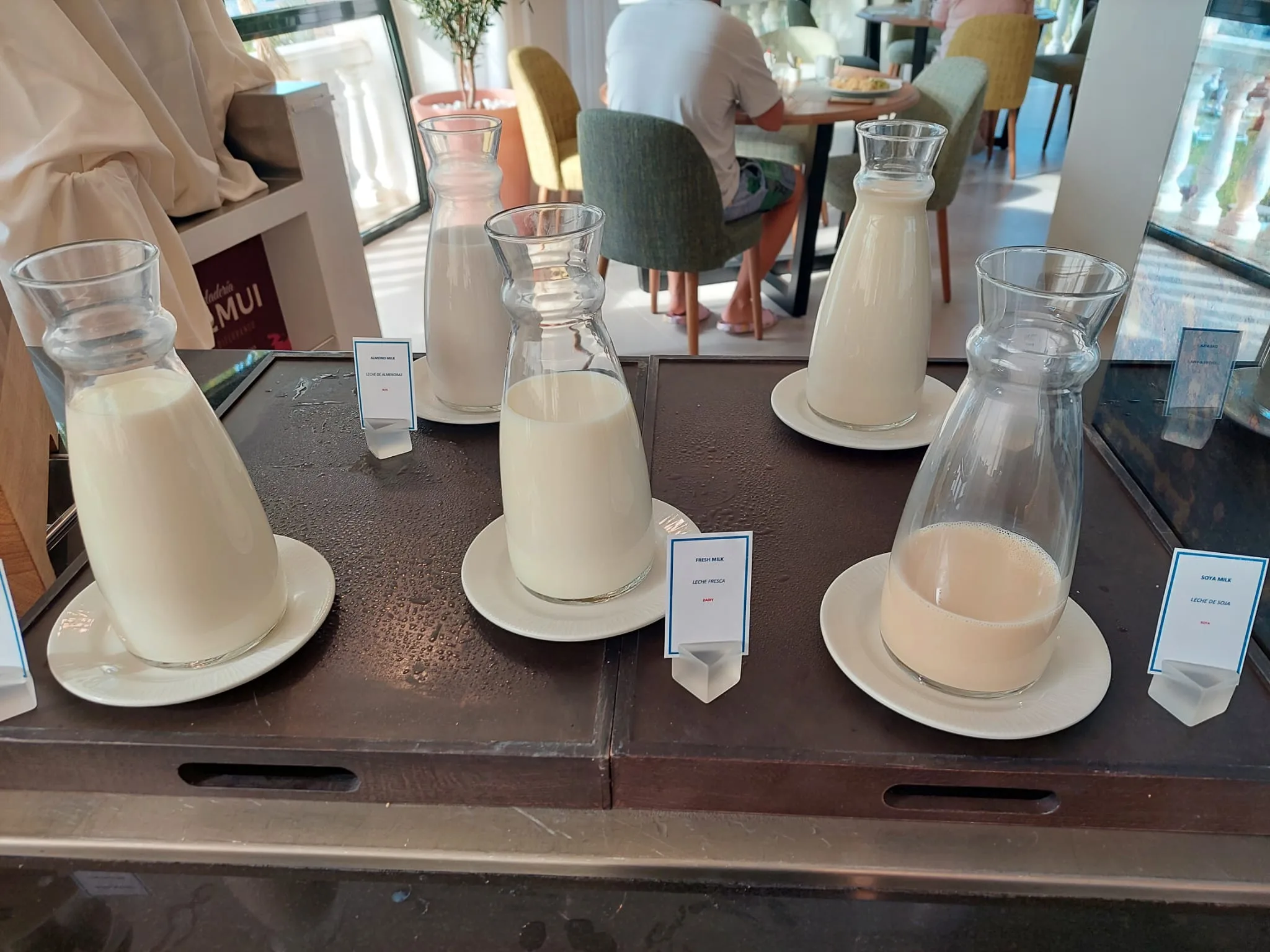 Milchsorten in Gläsern auf Tisch im Café