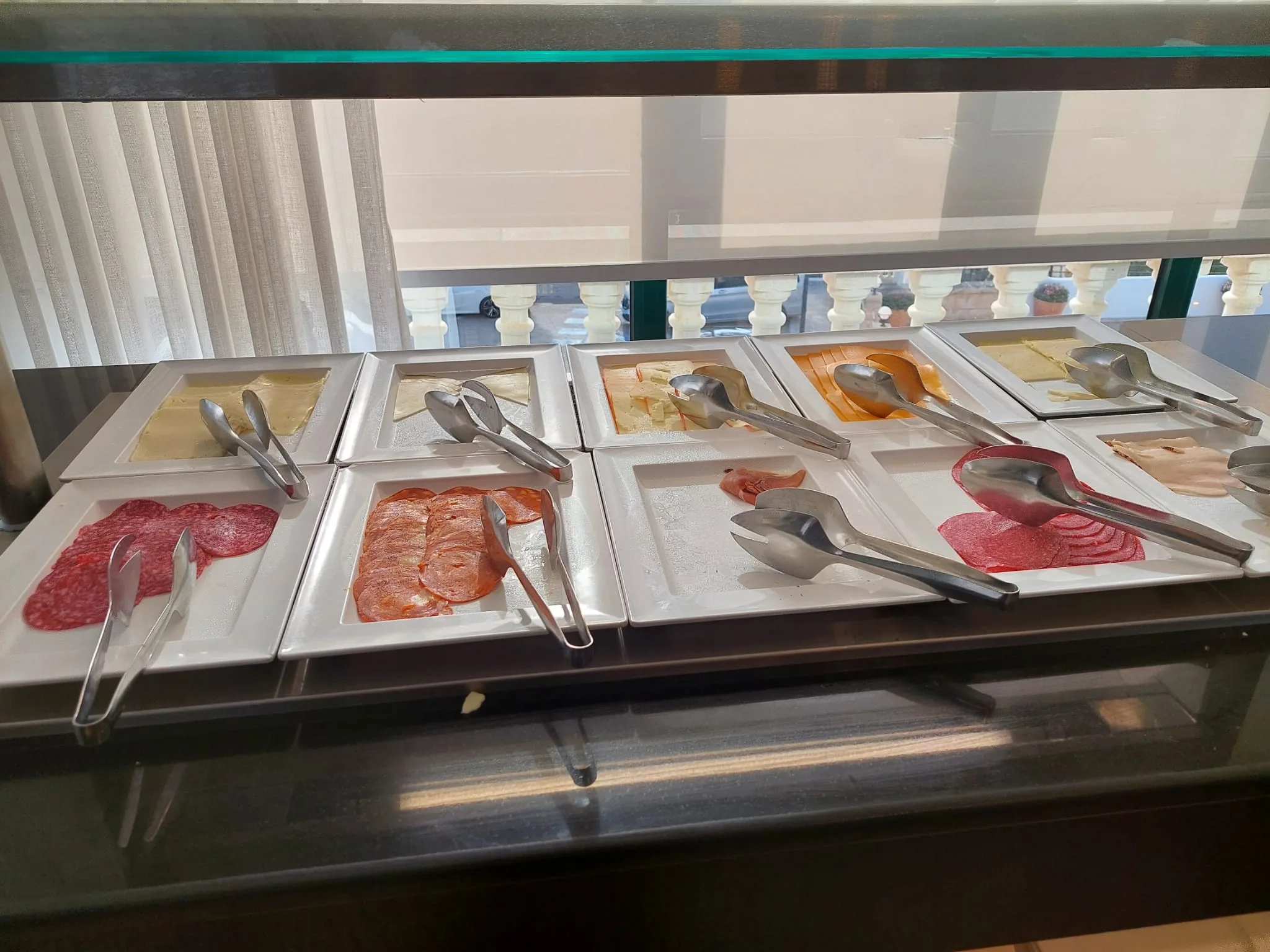 Frühstücksbuffet mit Wurstwaren und Käse