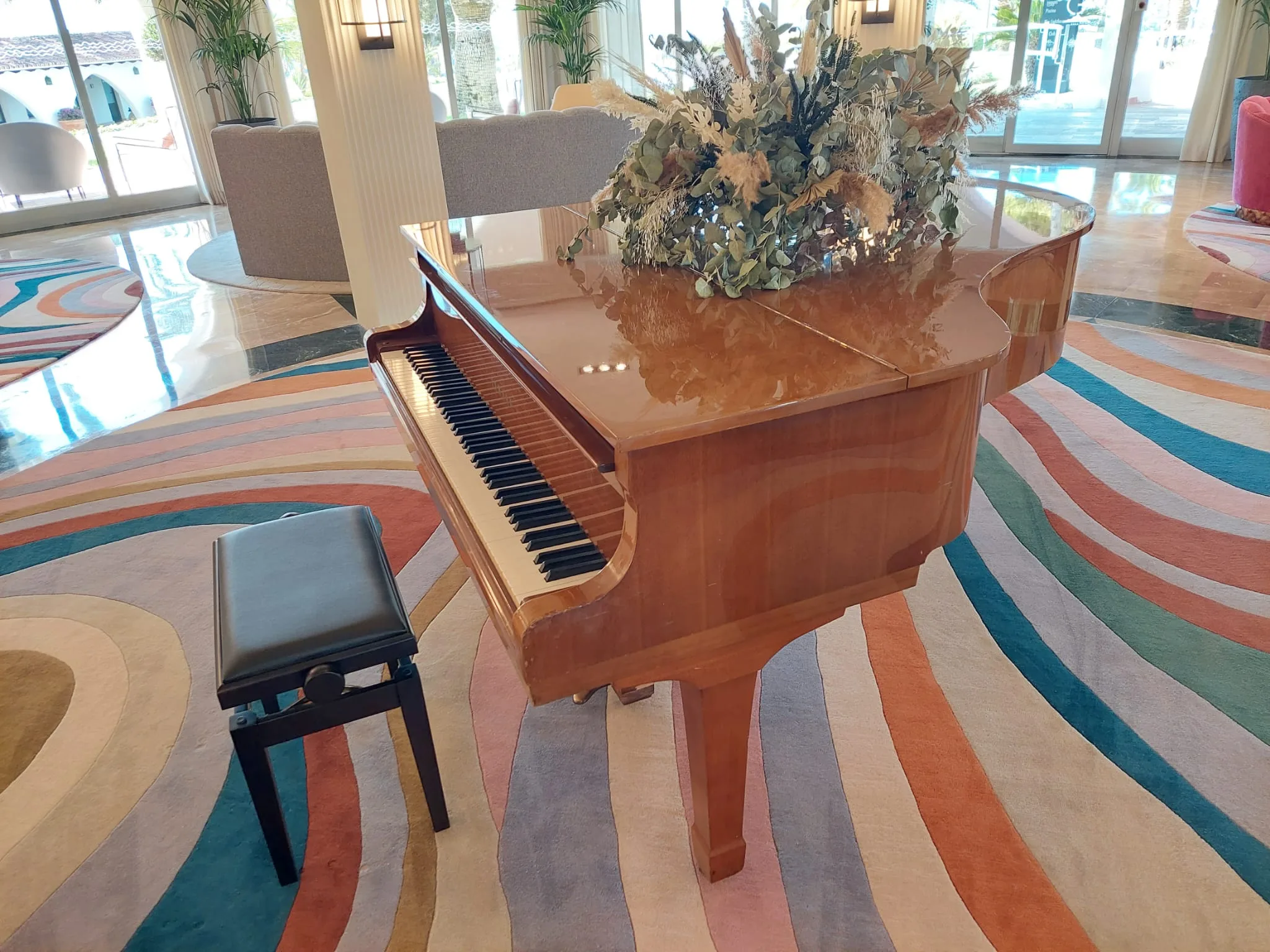 Hotellobby mit Klavier und Blumenarrangement
