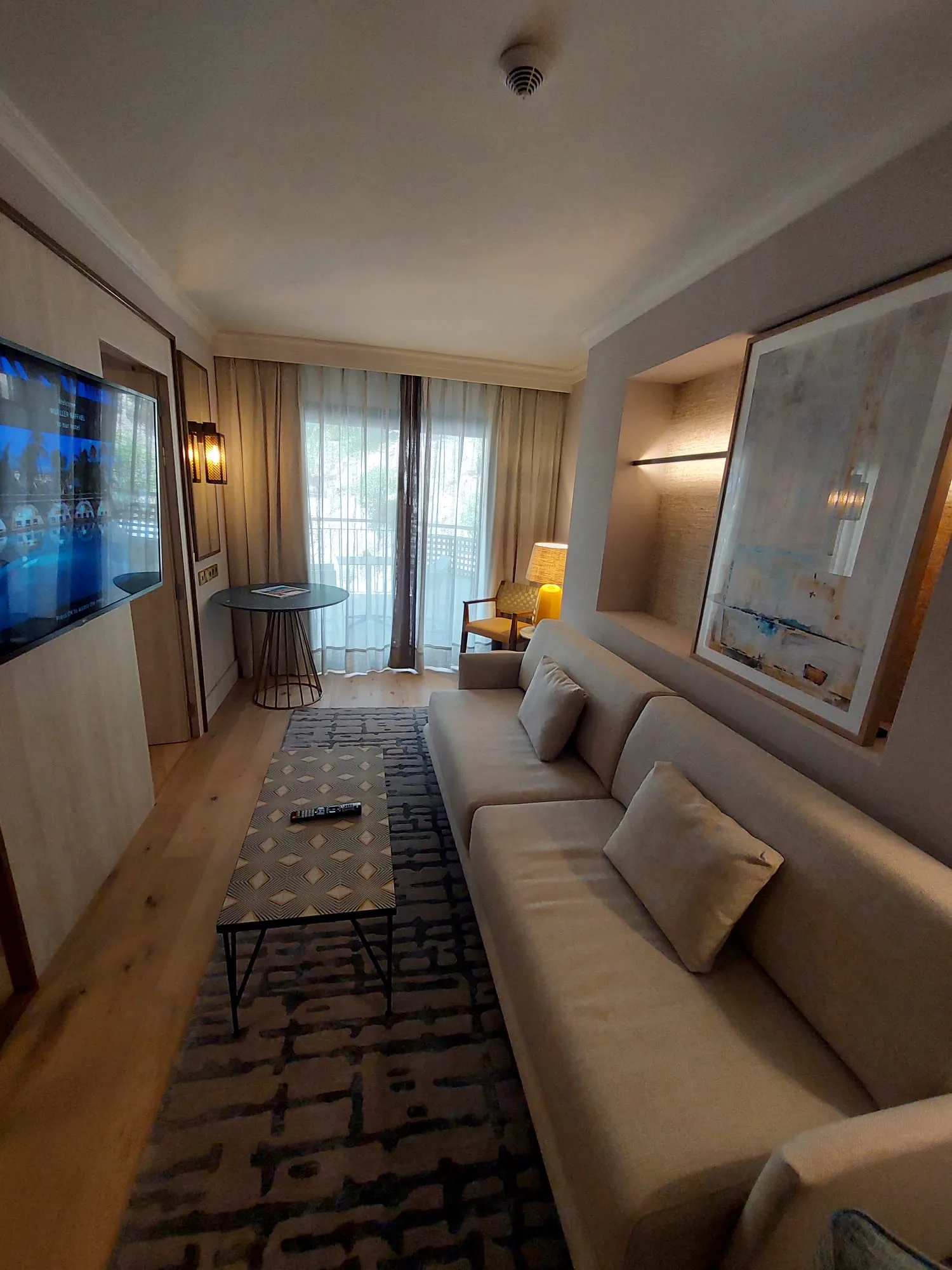 Hotelzimmer mit Couch und Fernseher