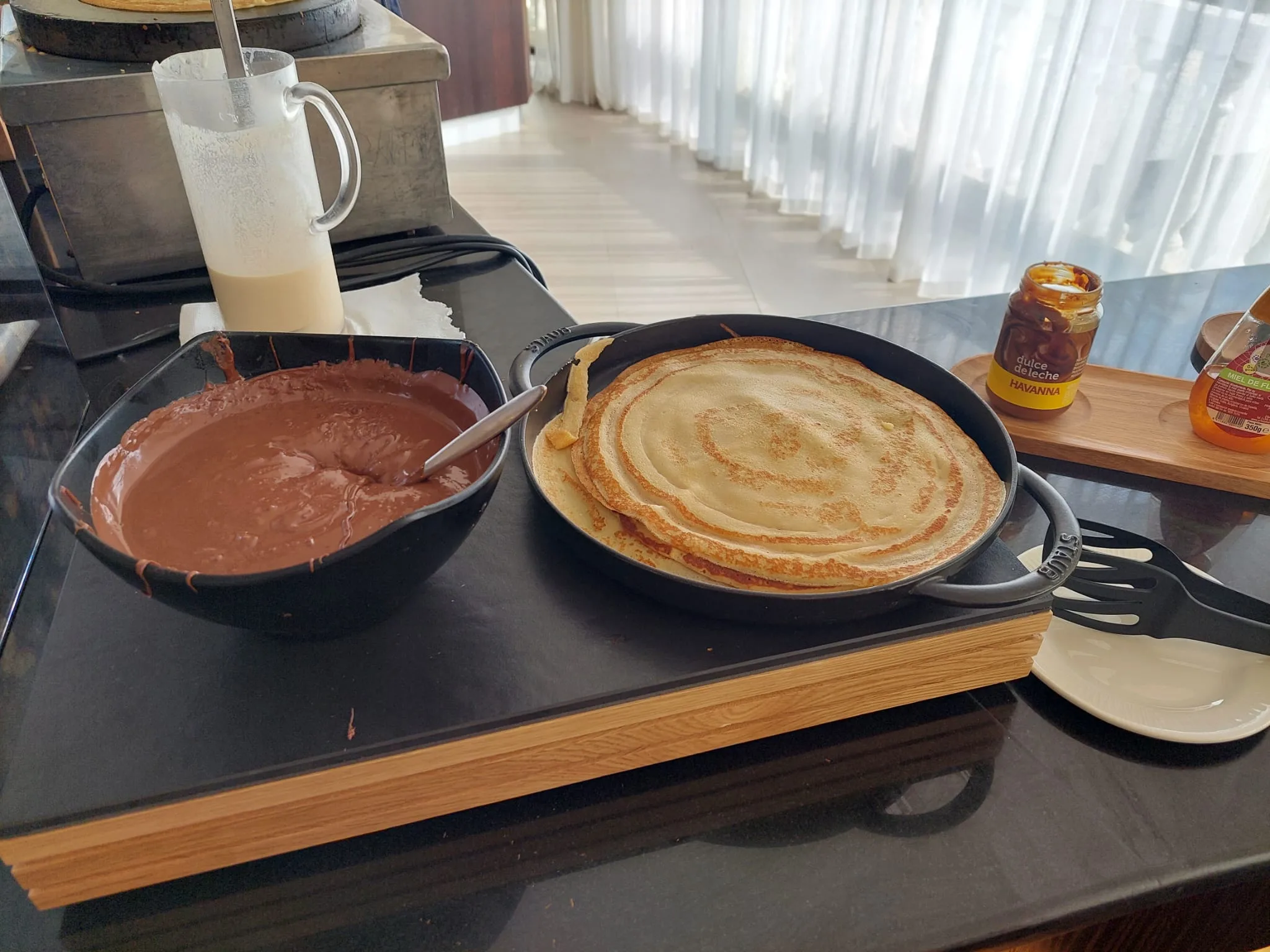 Pfannkuchen mit Schokoladensoße auf einem Frühstückstablett