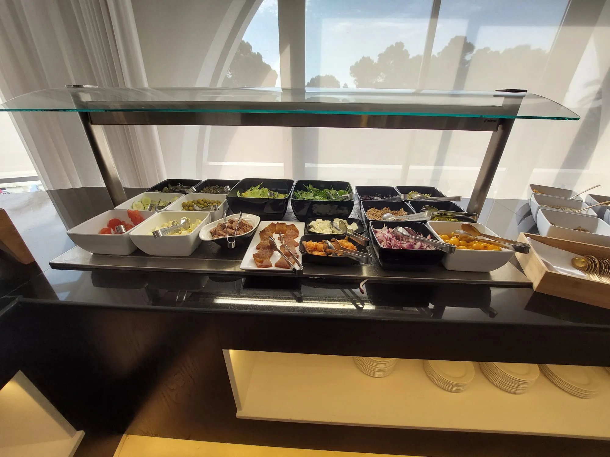 Frühstücksservice mit Salatbar und verschiedenen Beilagen