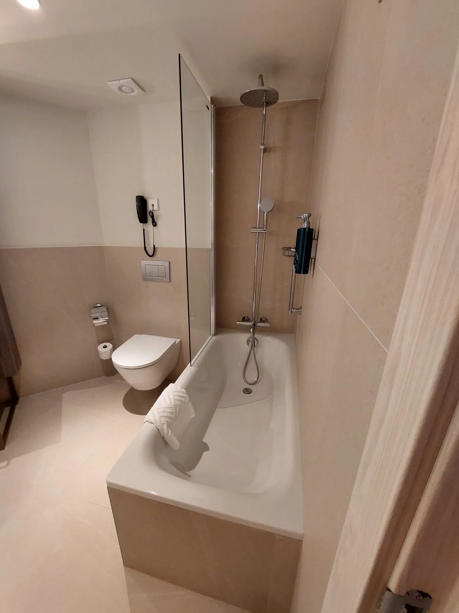 Moderateschönes Badezimmer mit Badewanne und Dusche