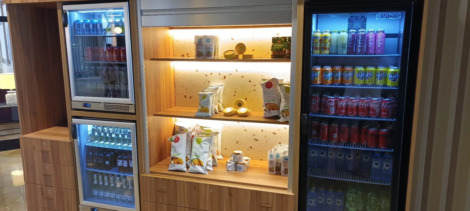 Mini-Bar mit Getränken und Snacks im Junior-Suite