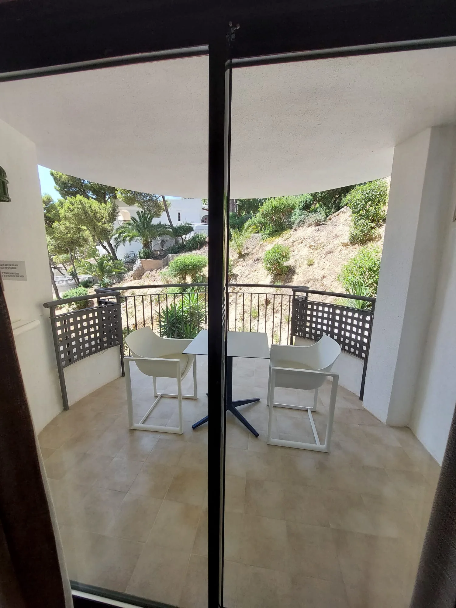 Terrasse mit Tisch und Stühlen im Innenbereich