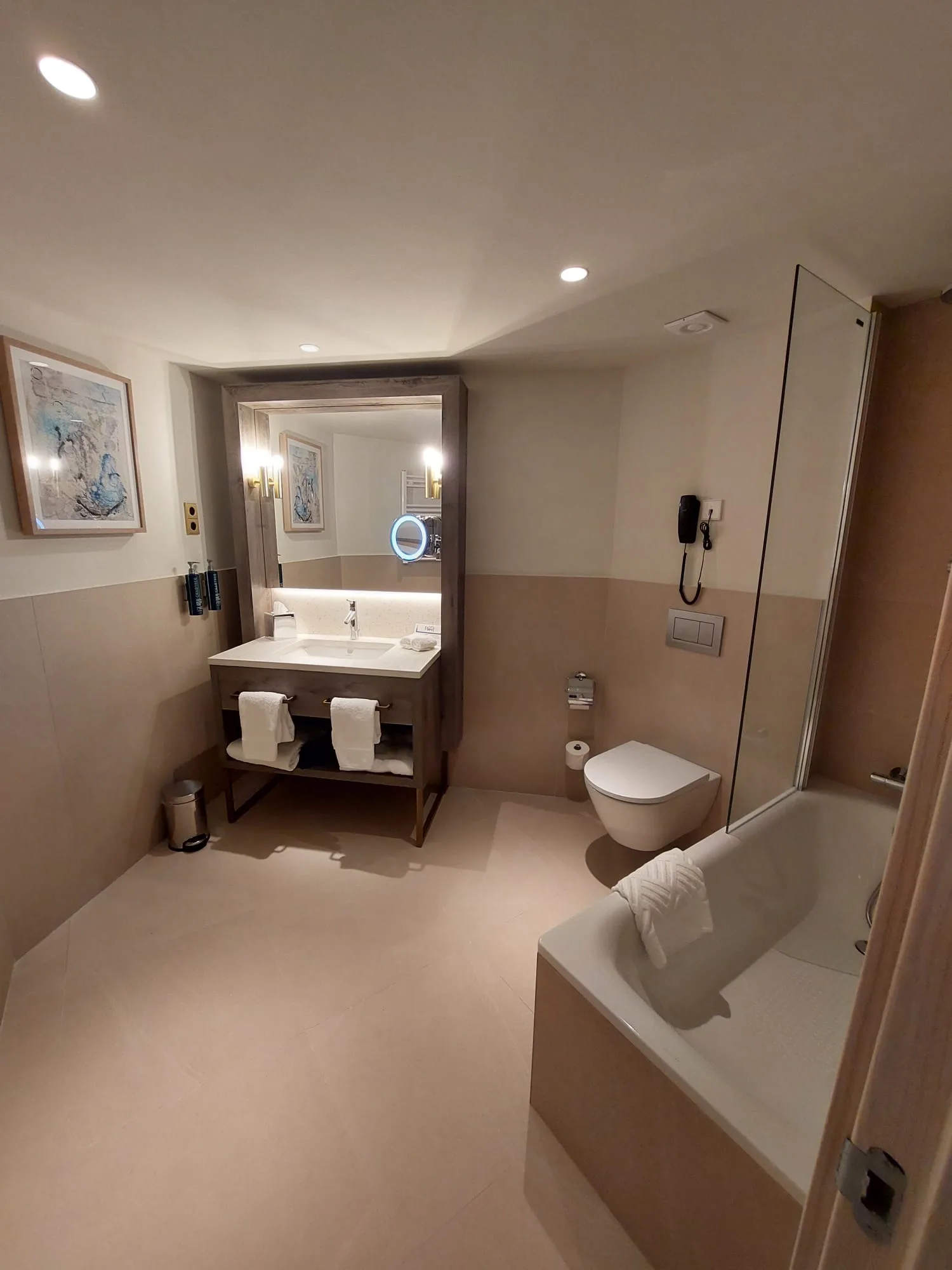 Moderateschönes Badezimmer mit Dusche und Badewanne