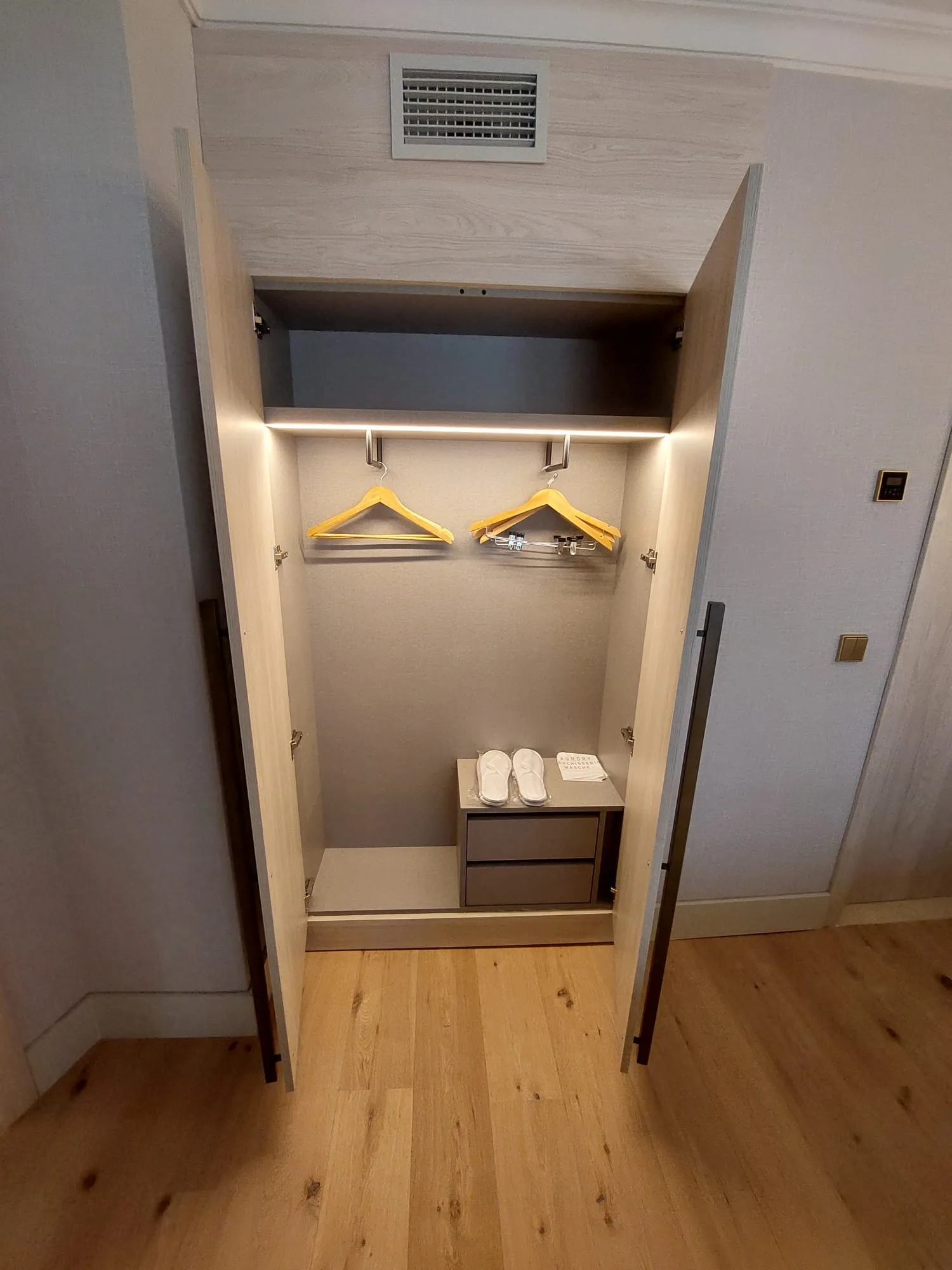 kleiner Garderobenraum mit Haken und Schuhen