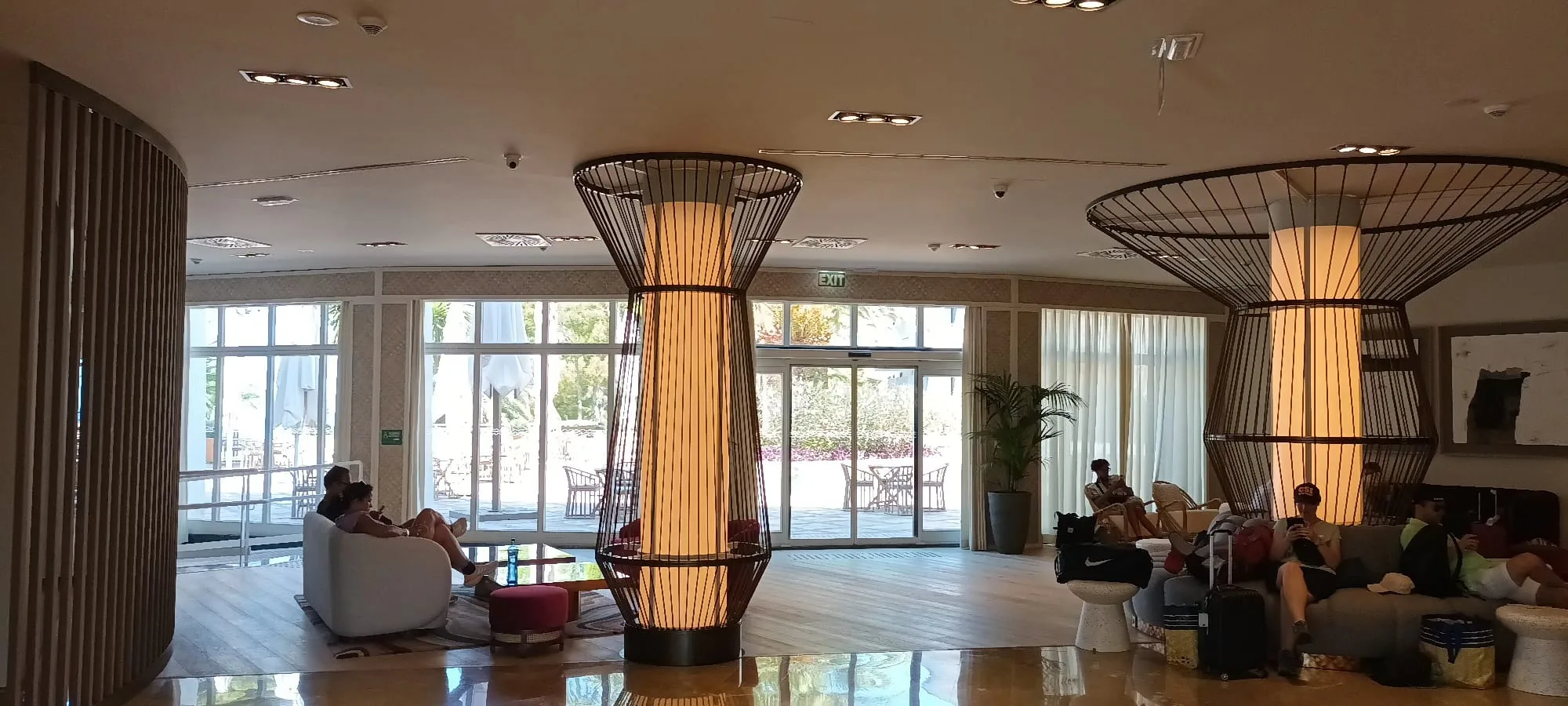 Lobby mit Sesseln und modernen Beleuchtungselementen