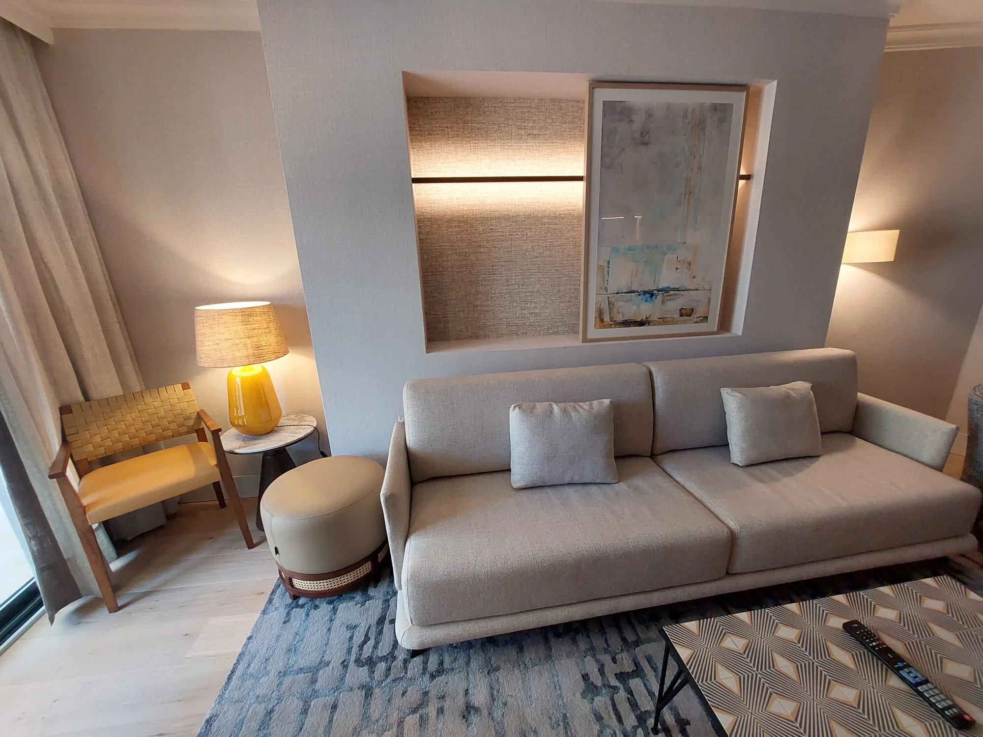 Moderne Hotelzimmer mit Couch und Kissen
