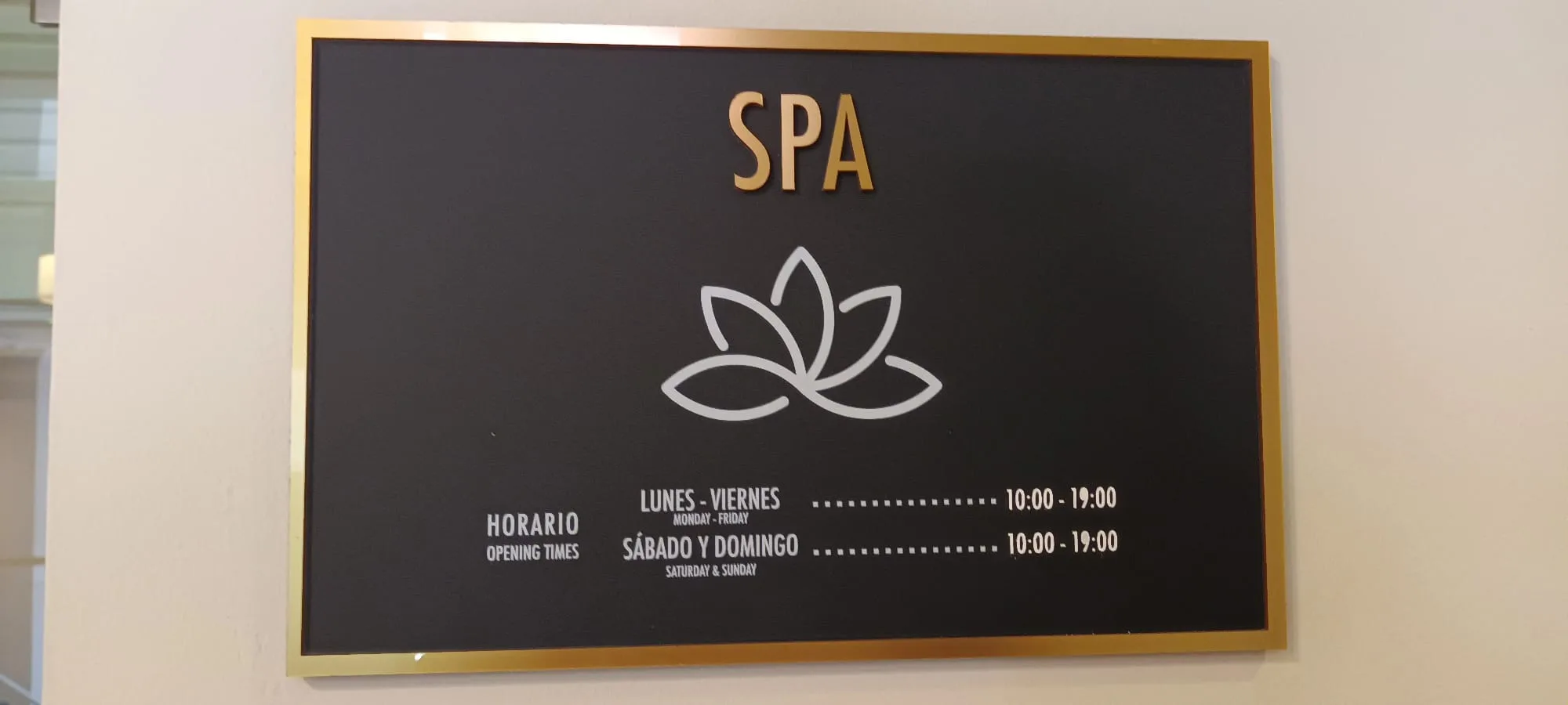 Schild mit Öffnungszeiten für den Spa-Bereich