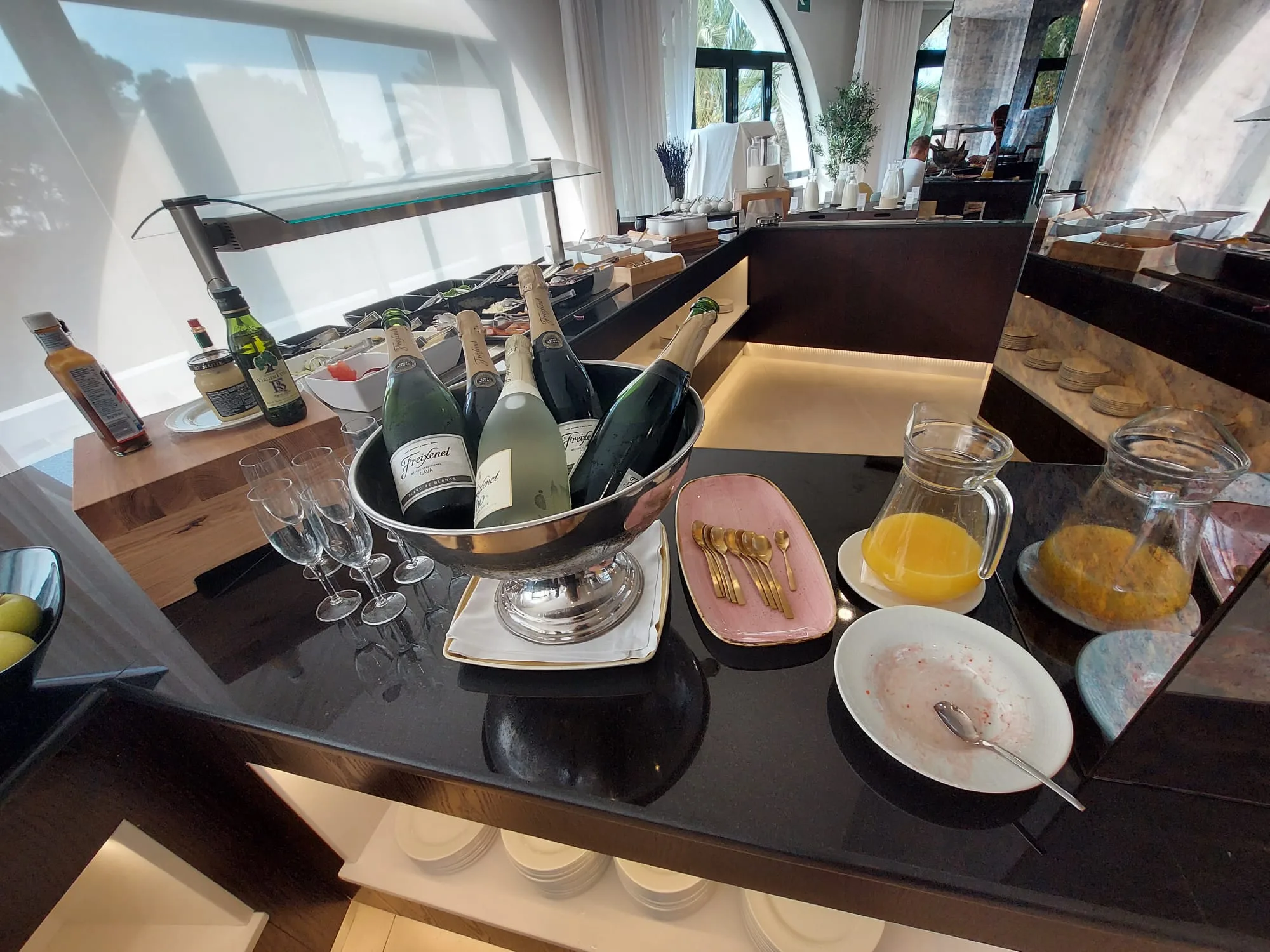 Hotelbar mit Champagnerflaschen und Orangensaft auf dem Tisch
