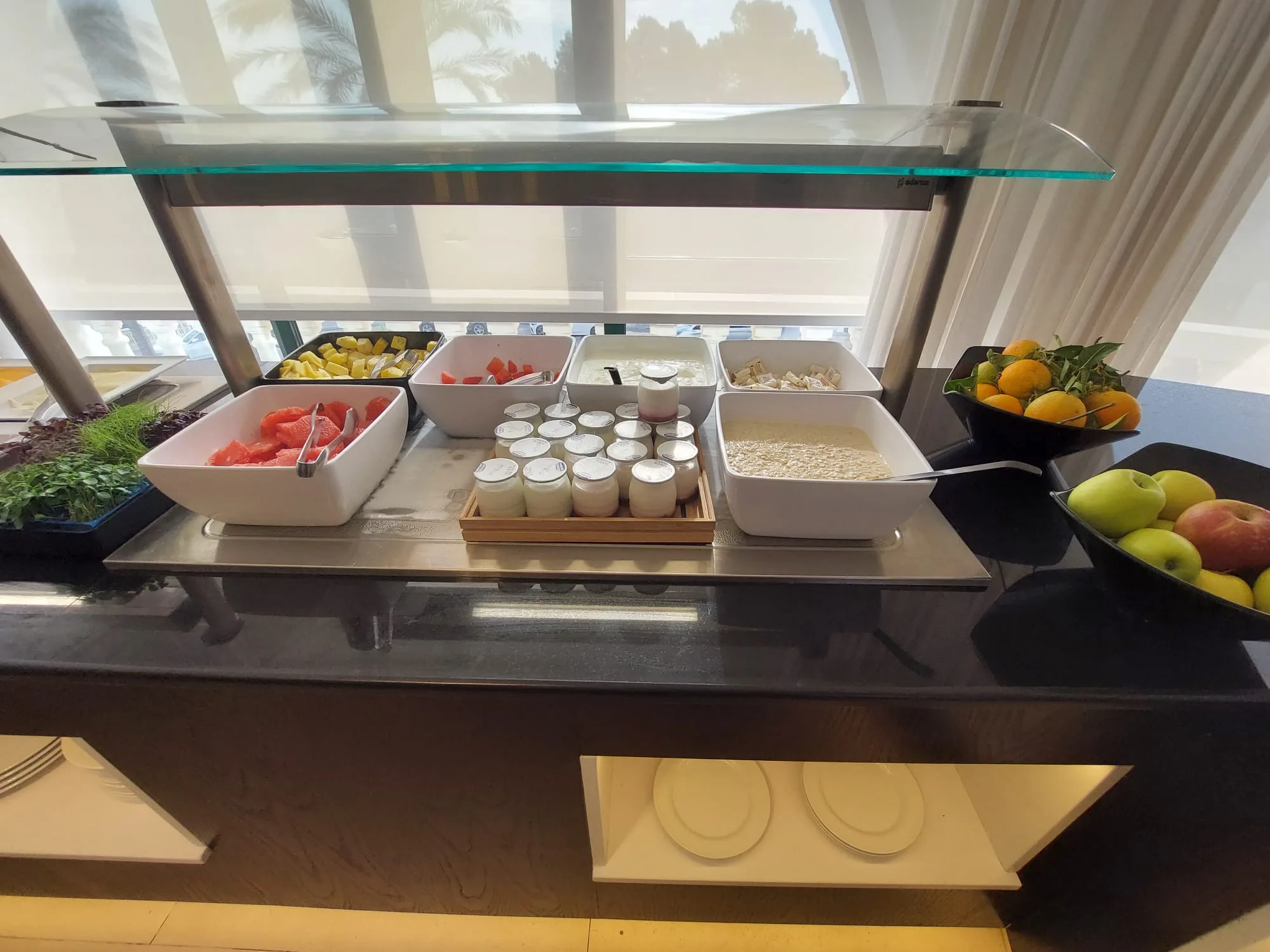 Frühstückstablett mit Obst und Getränken auf dem Frühstückbuffet