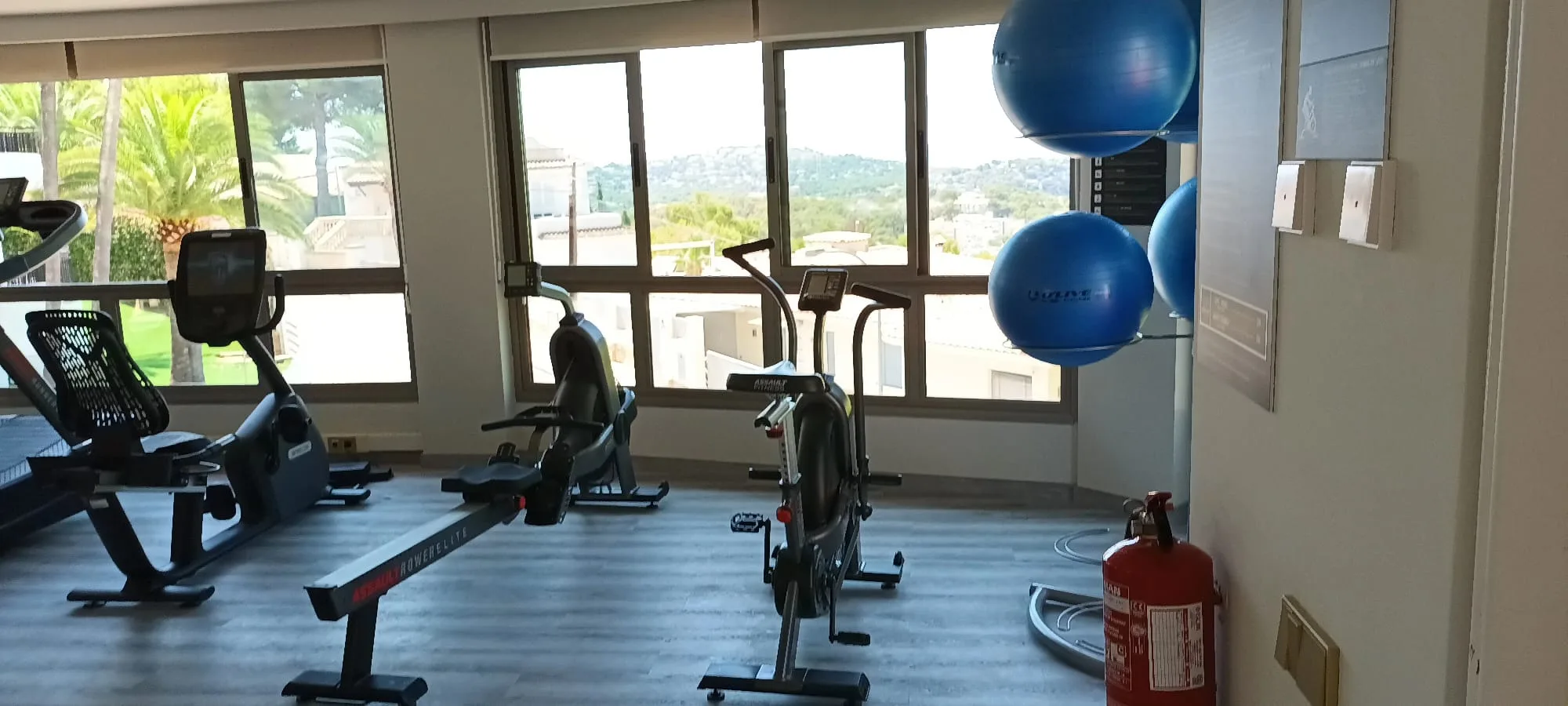 Fitnessraum mit Stationärrädern und Pilatesbällen