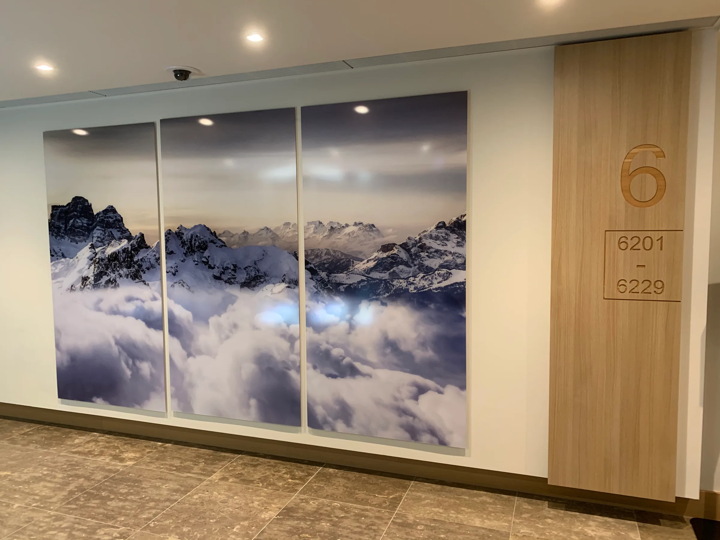 Gebirgslandschaft über den Wolken im Hotelkorridor