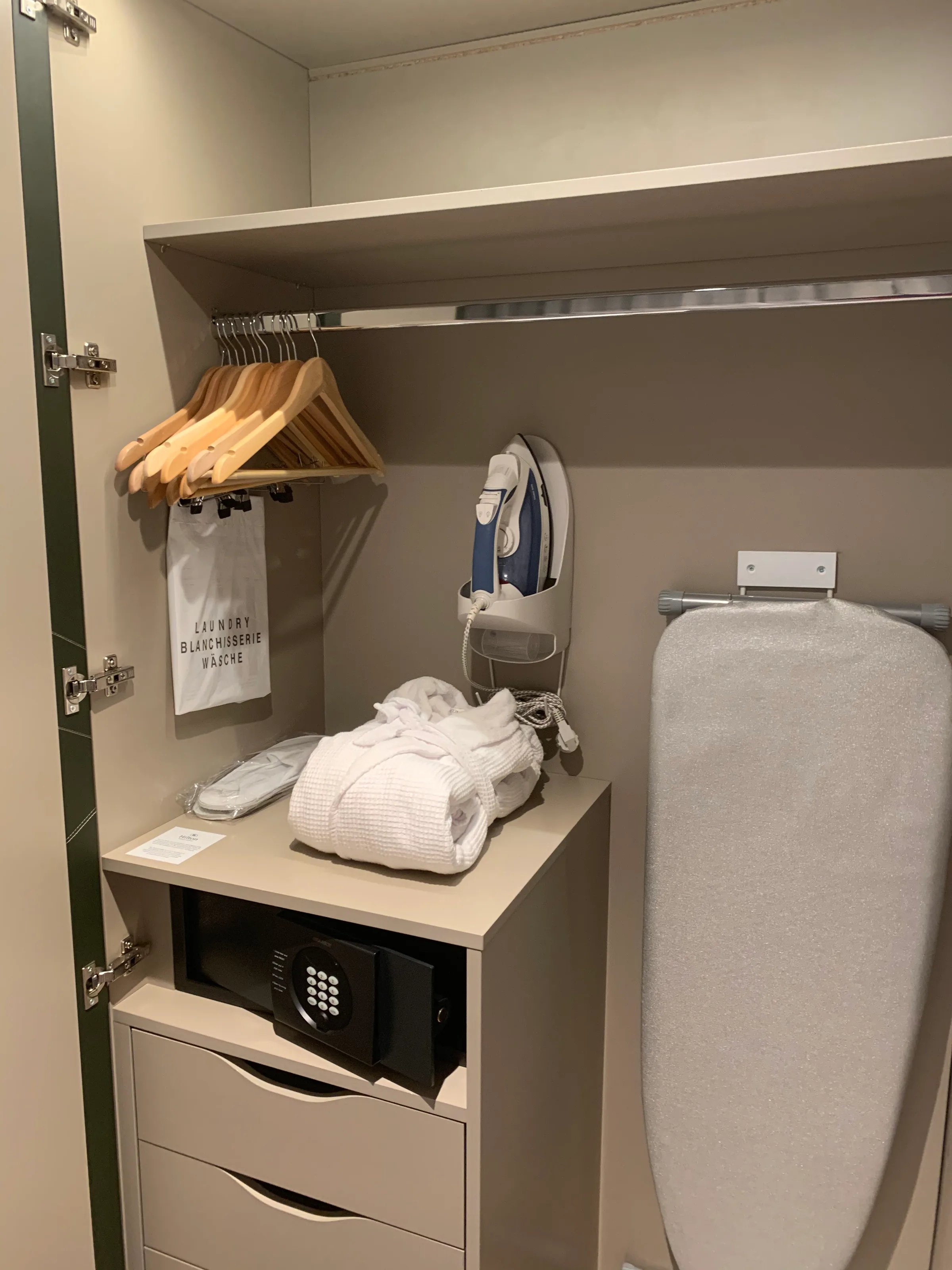 Hotelzimmer mit Bügeleisen und Kleiderbügeln