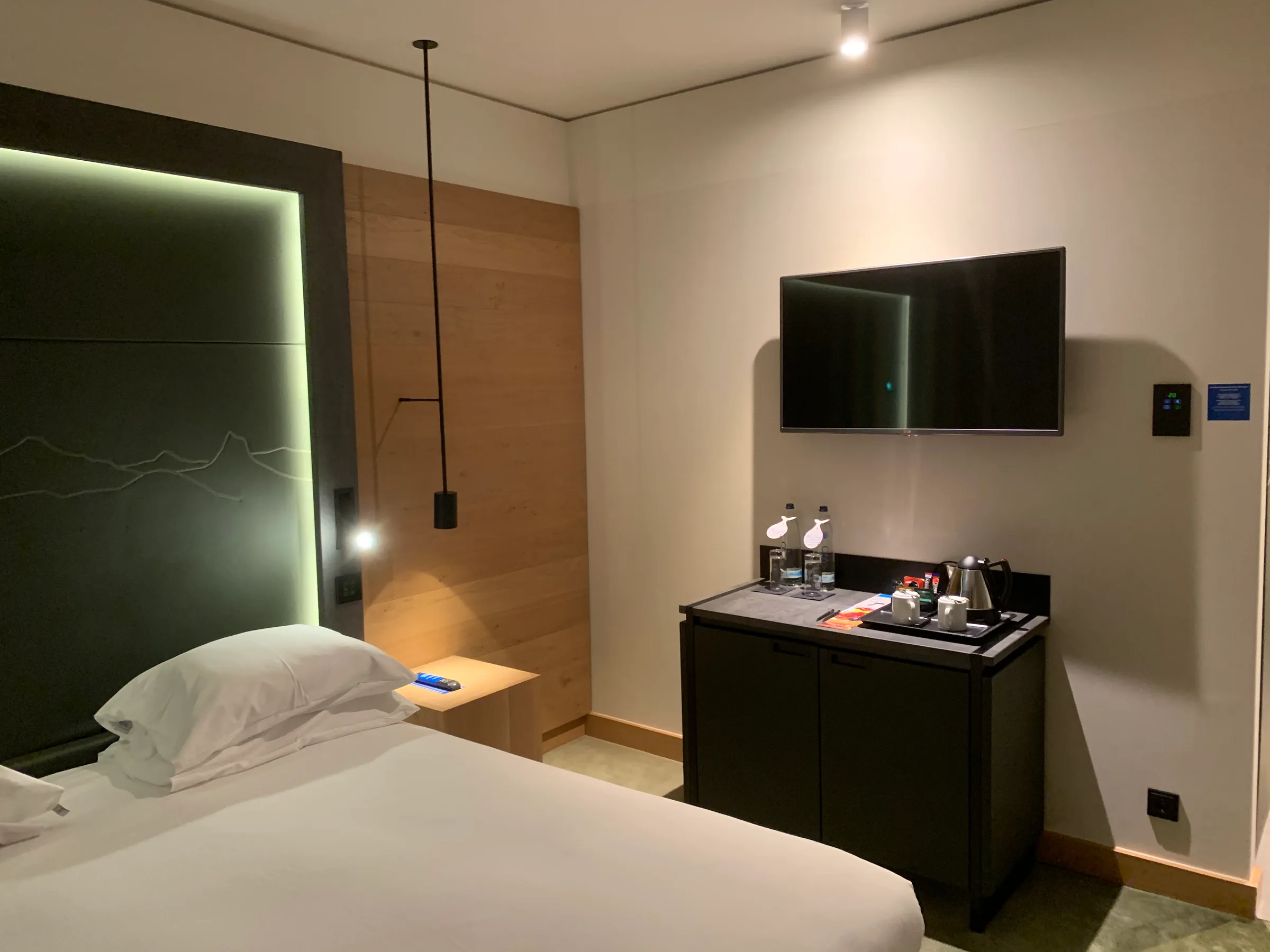 Hotelzimmer mit Doppelbett und Mini-Bar im modernen Design