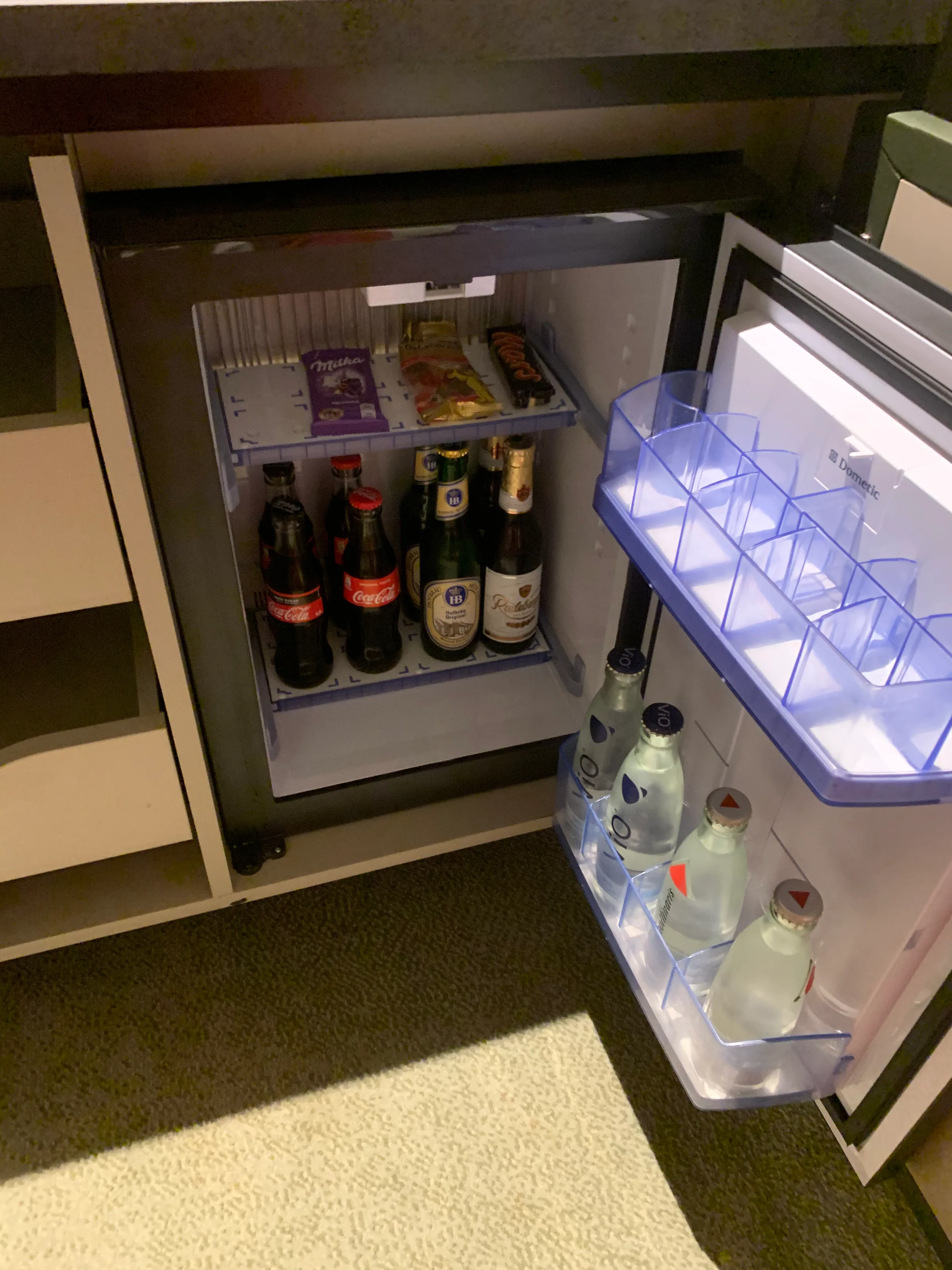 Hotelkühlschrank mit Getränken und Snacks