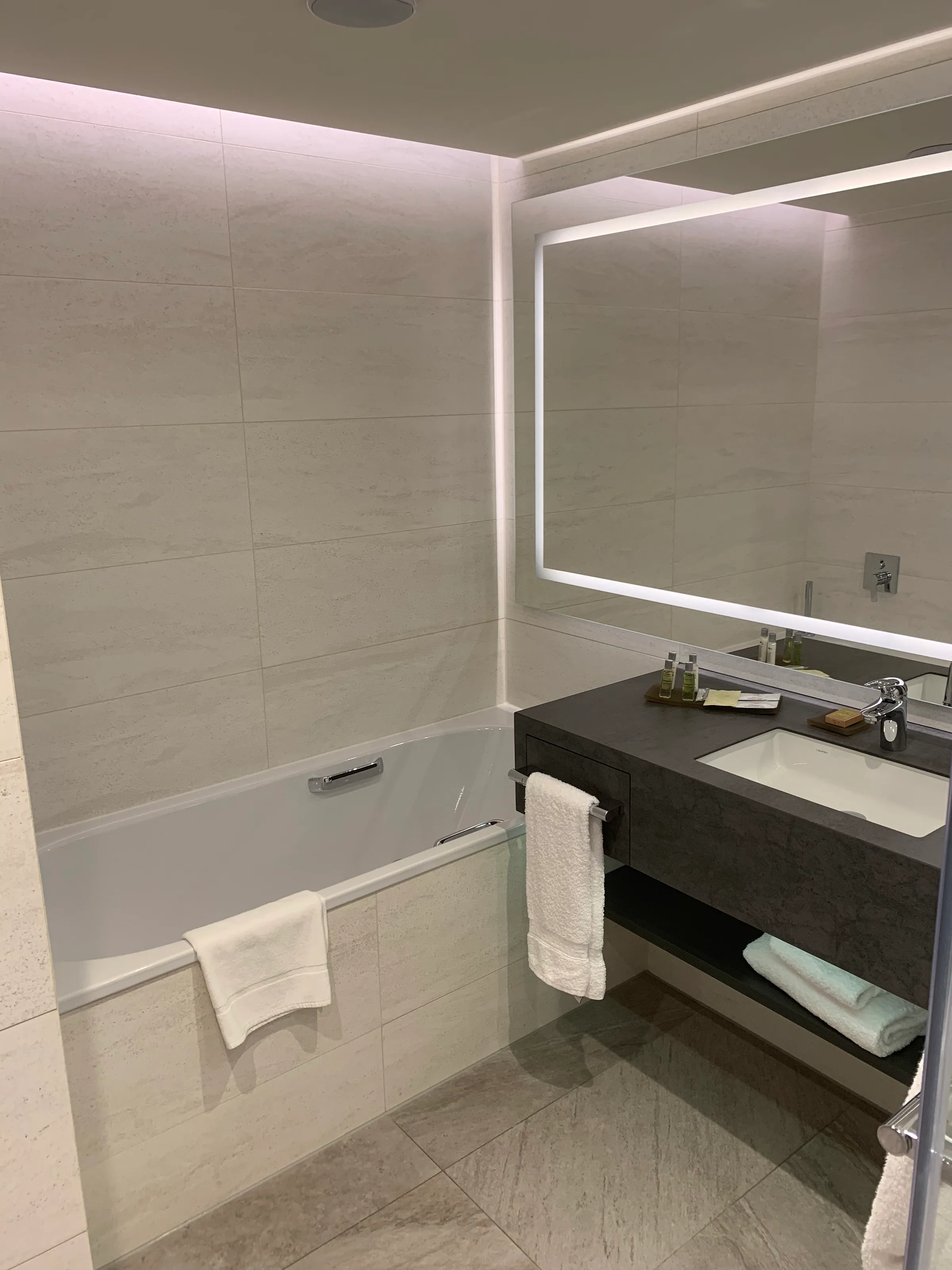 Moderne Badezimmeranlage mit Badewanne und Waschtisch