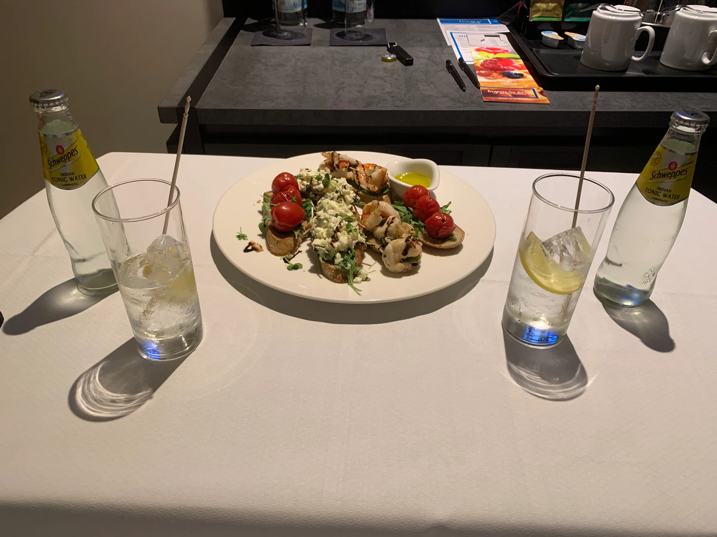 Teller mit Snack und Getränken auf Tisch im Flughafen-Hotel
