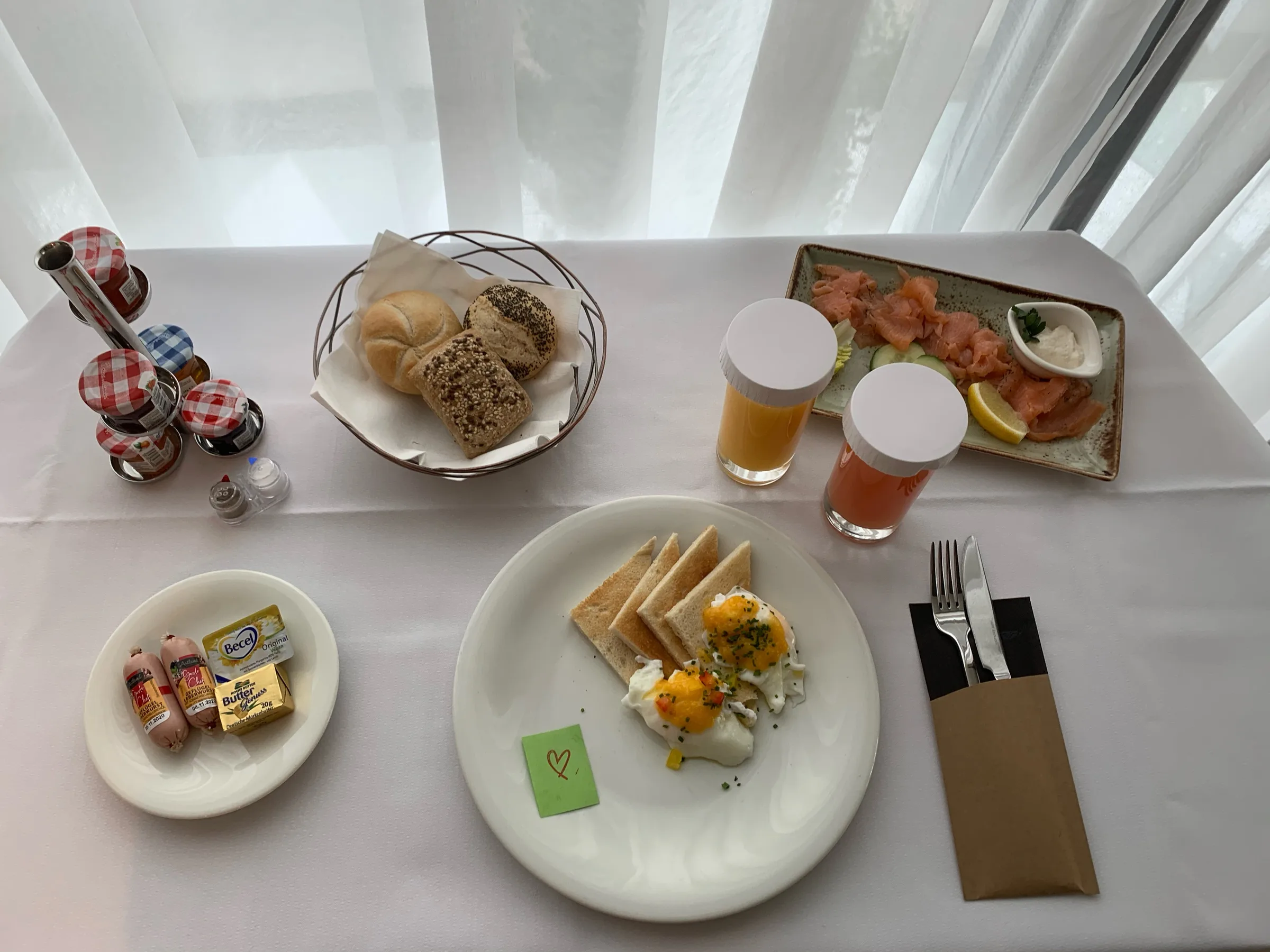 Frühstückstablett mit Eiern, Brot und Säucchen