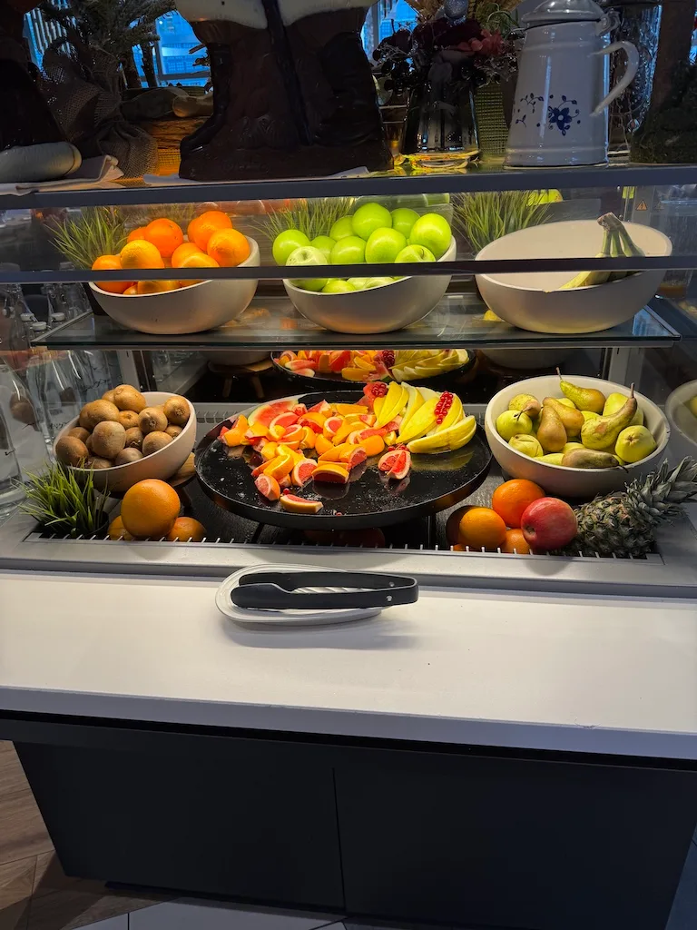 Fruchtschale mit Orangen, Äpfeln und Bananen auf einem Frühstückbuffet