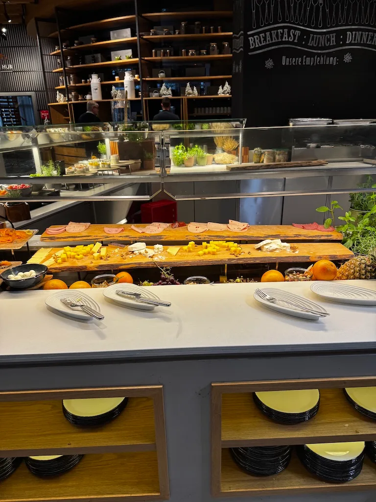 Frühstücksbuffet mit Käse, Obst und Wurst auf Holzbrettern