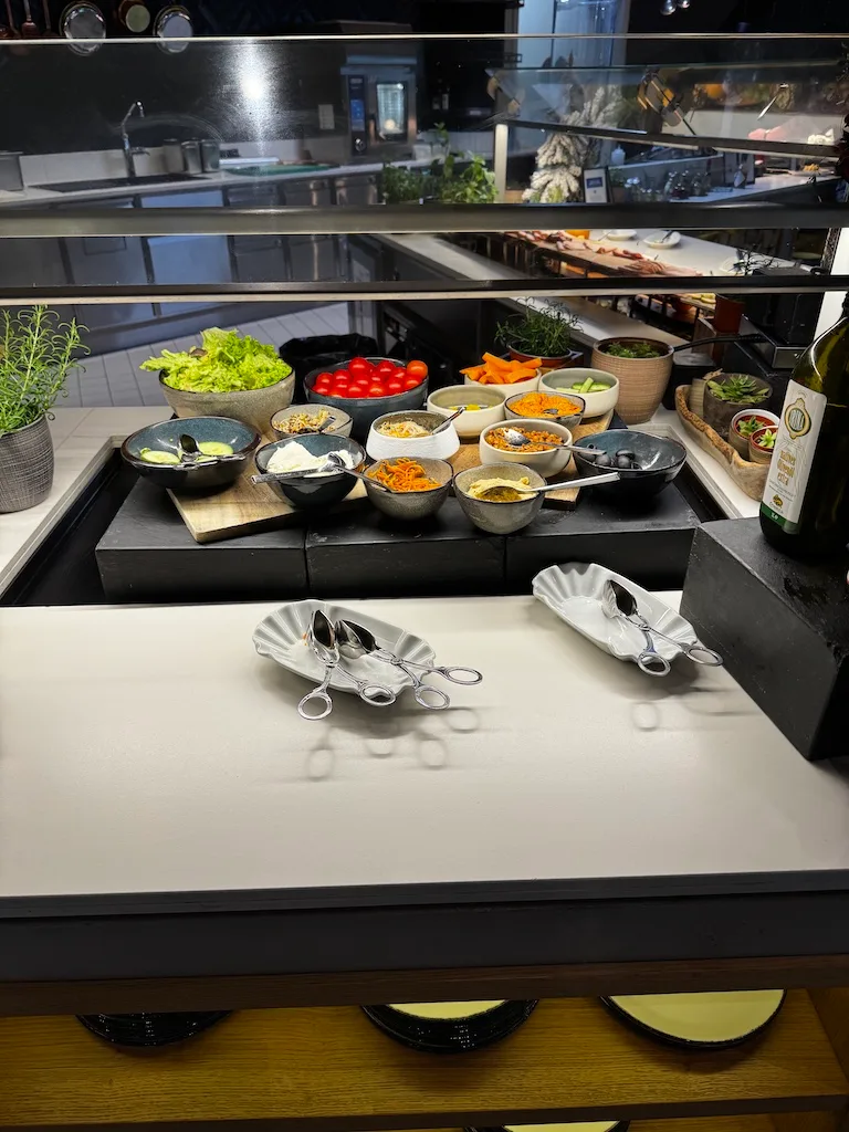 Buffet mit Salat und Gemüse in Schalen auf einem Tisch