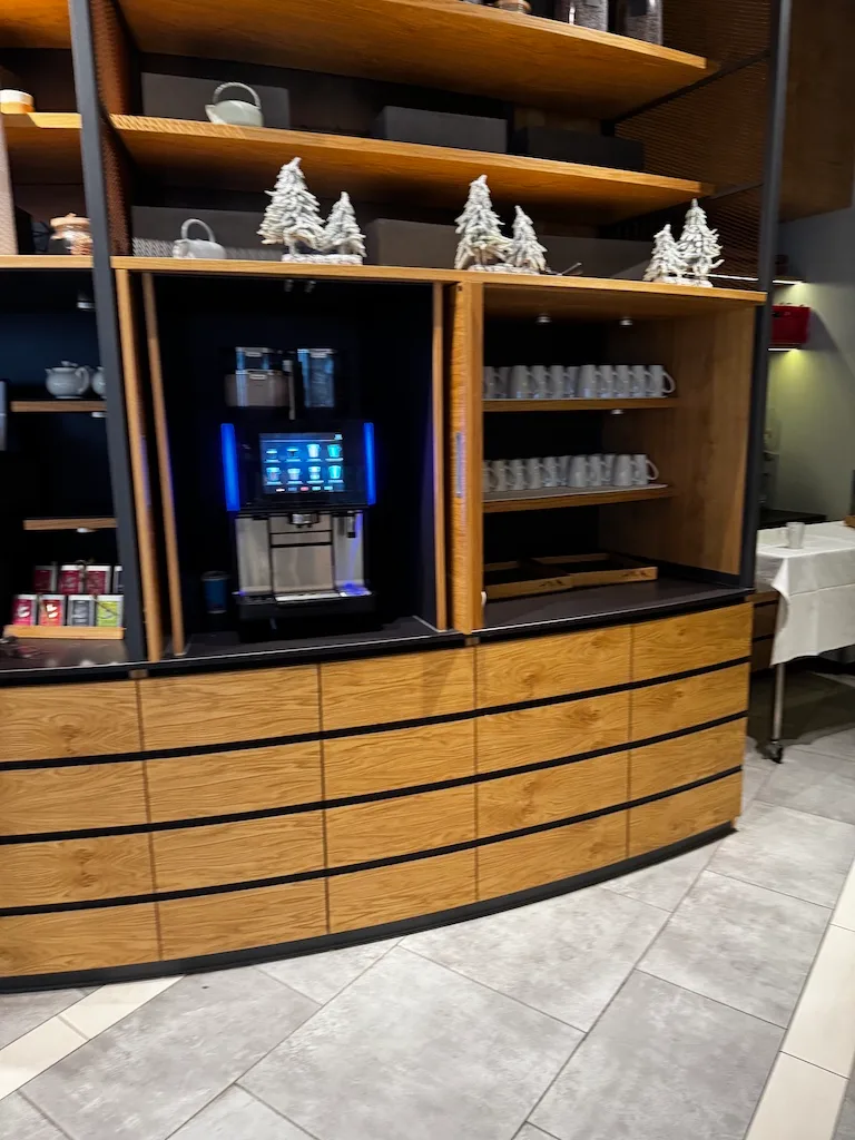 Kaffeeautomat mit Weihnachtsdeko im Flughafen-Hotel