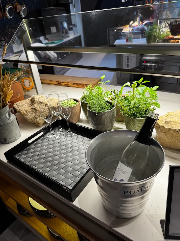 Hotelbuffet mit Pflanzen und Champagner im Eimer