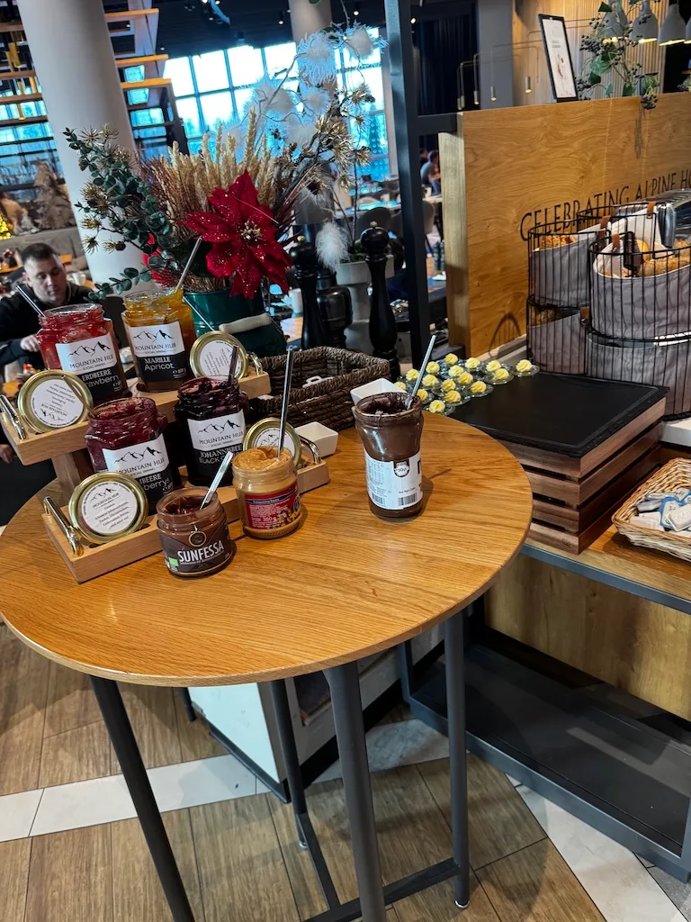 Hotellobby mit Snacktisch und Weihnachtsdekoration