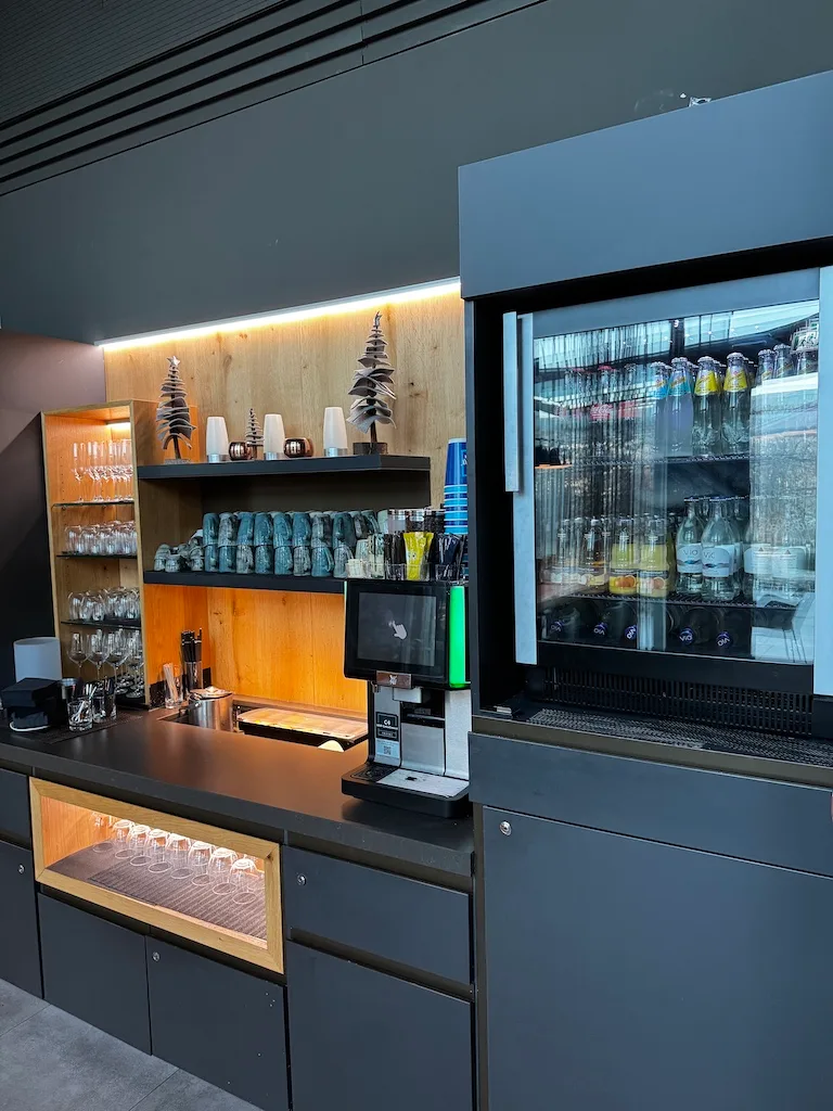 Bar mit Getränkeautomat und Flaschenkühlschrank