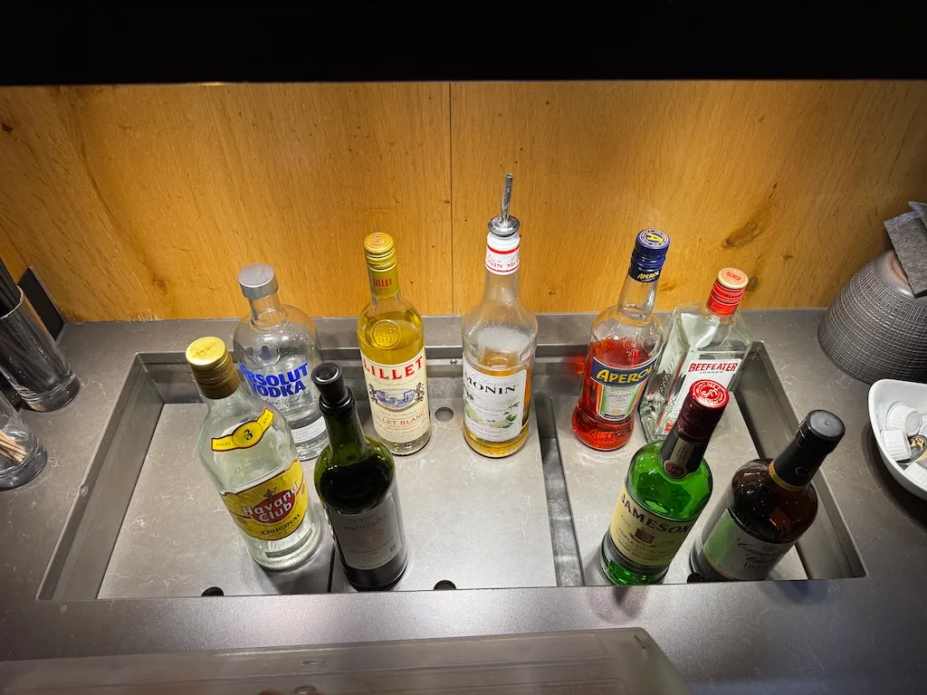 Bar mit Flaschen von verschiedenen Spirituosen und Likören