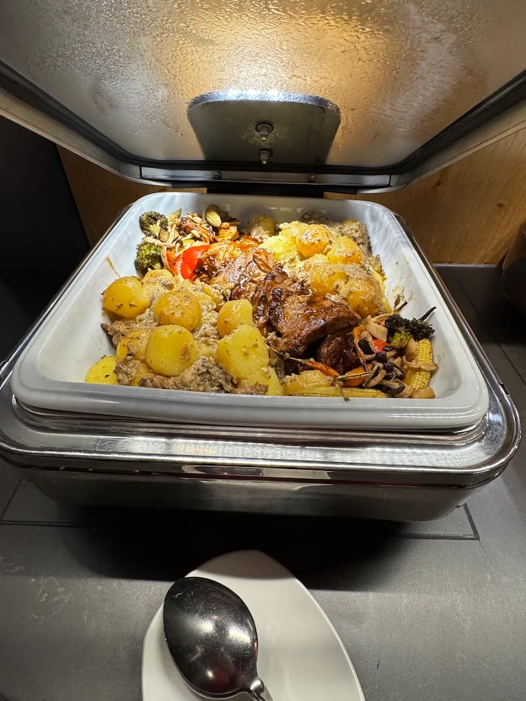 Gedeckter Buffettisch mit Gemüse und Kartoffeln