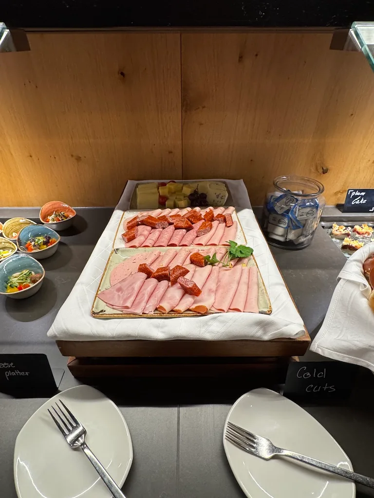 Käseplatte mit Käse und Schinken auf Holzbrett