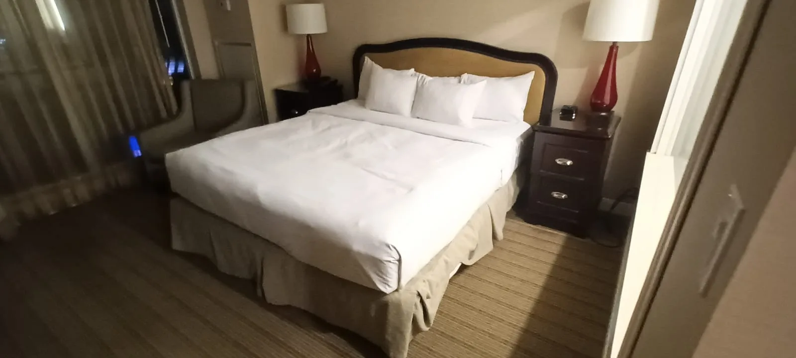 Hotelzimmer mit Doppelbett und Nachttischen