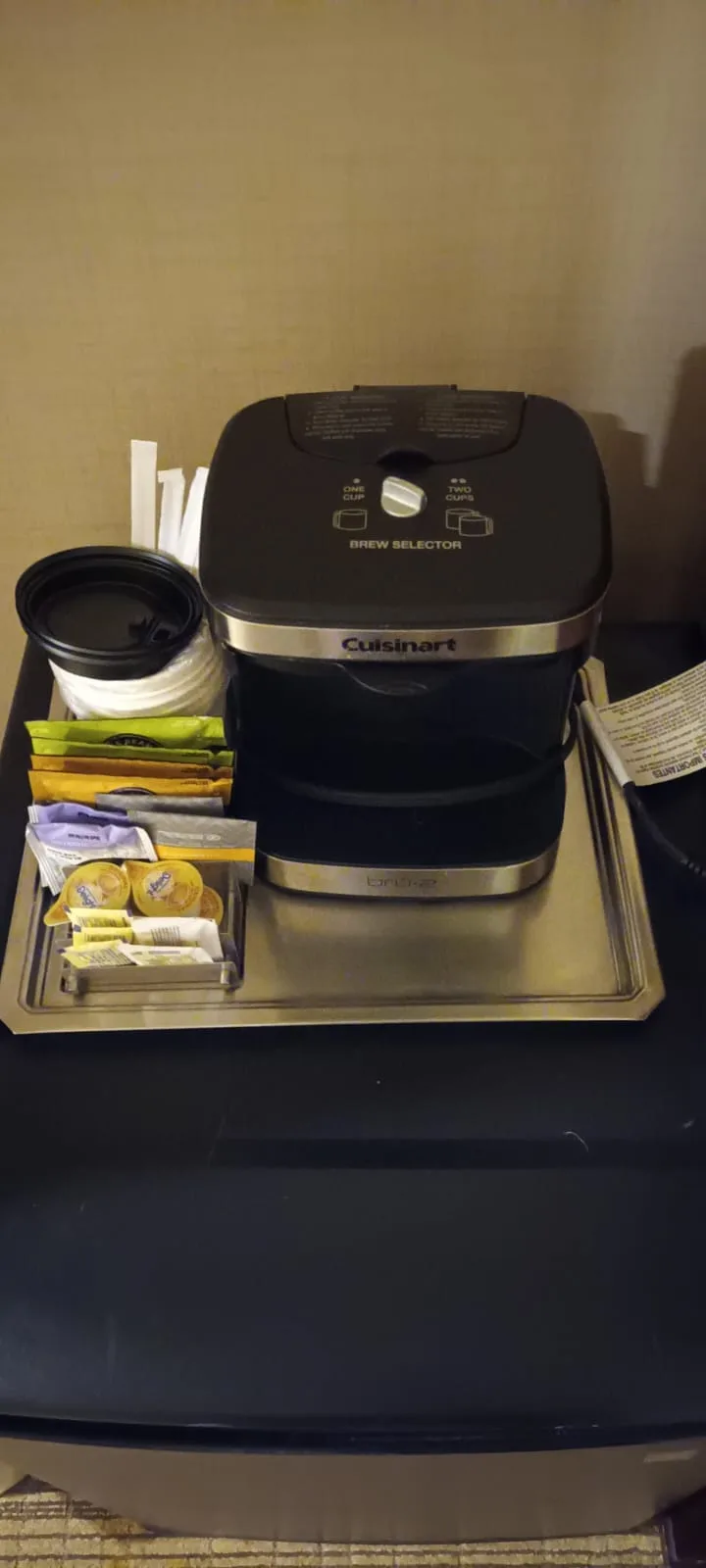Kaffeemaschine und Kaffeepaket auf Tablett
